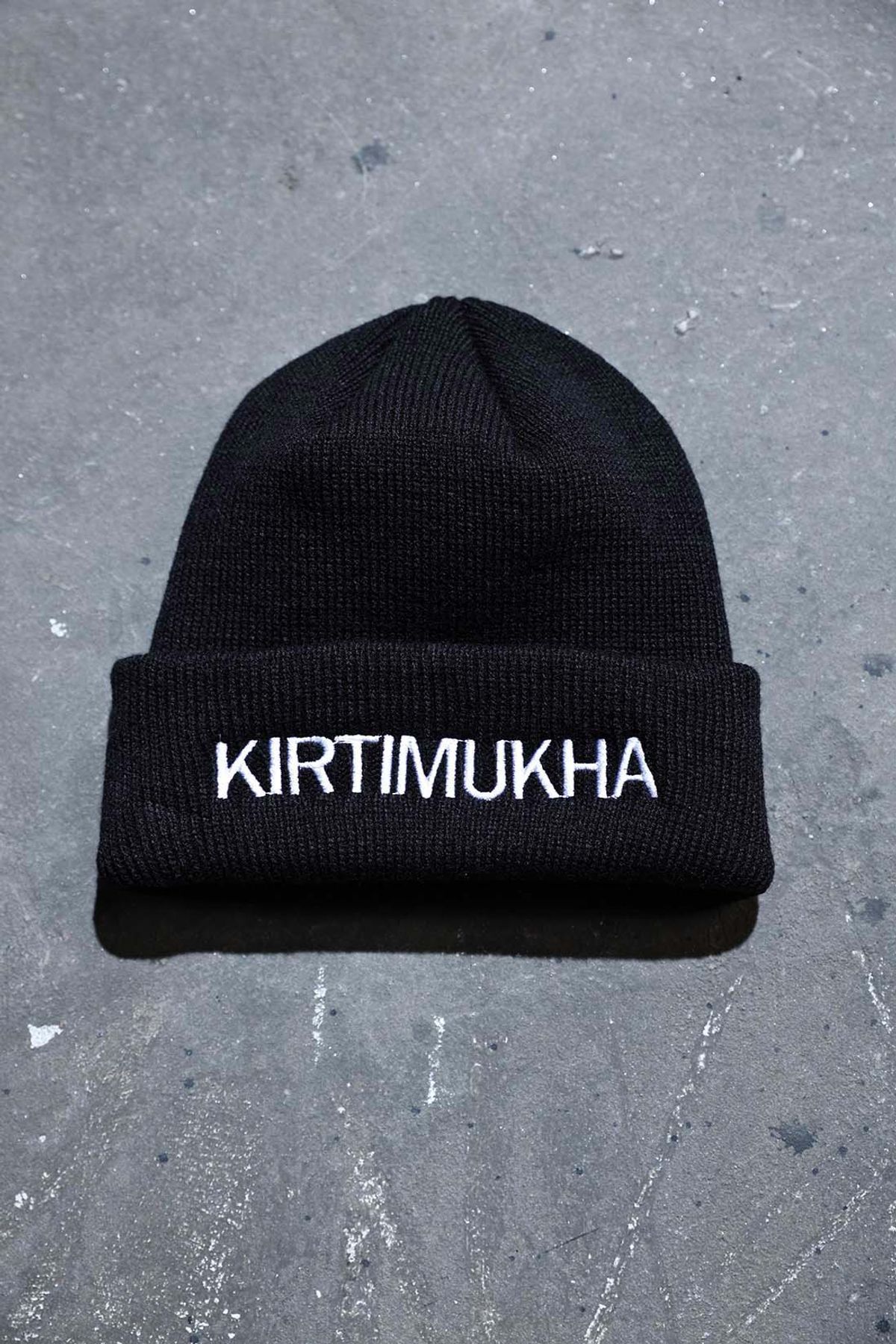 키르티무카(KIRTIMUKHA) 레터링 자수 비니