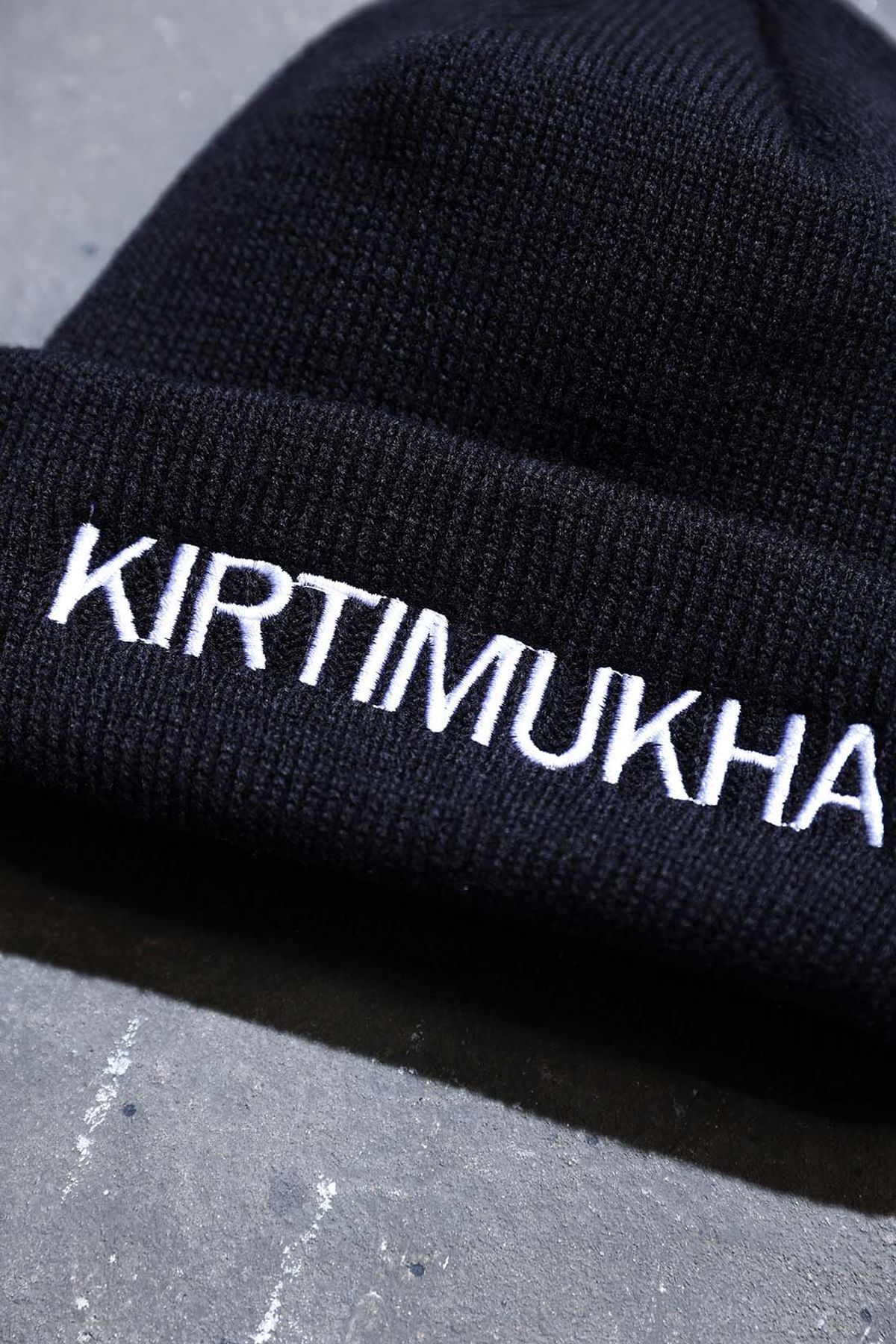 키르티무카(KIRTIMUKHA) 레터링 자수 비니