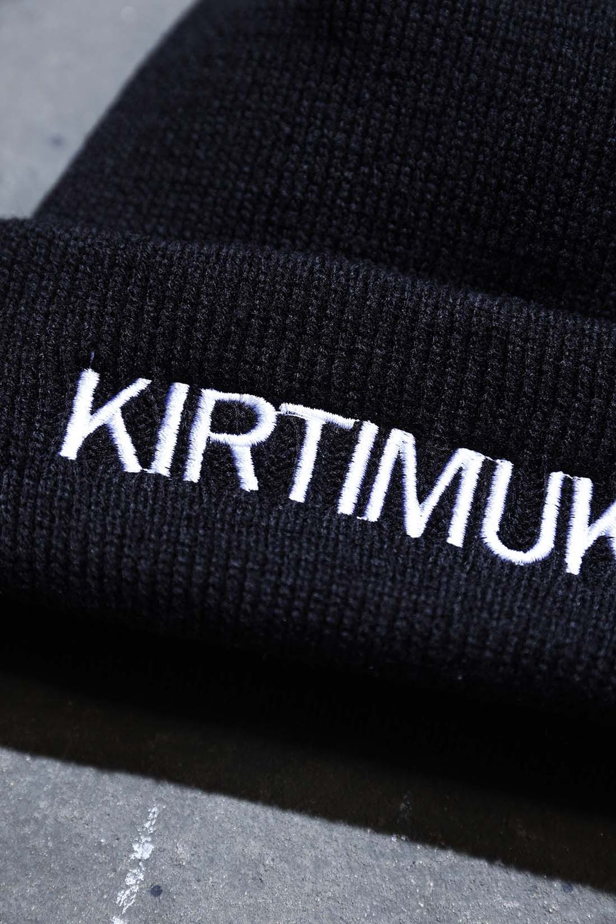 키르티무카(KIRTIMUKHA) 레터링 자수 비니