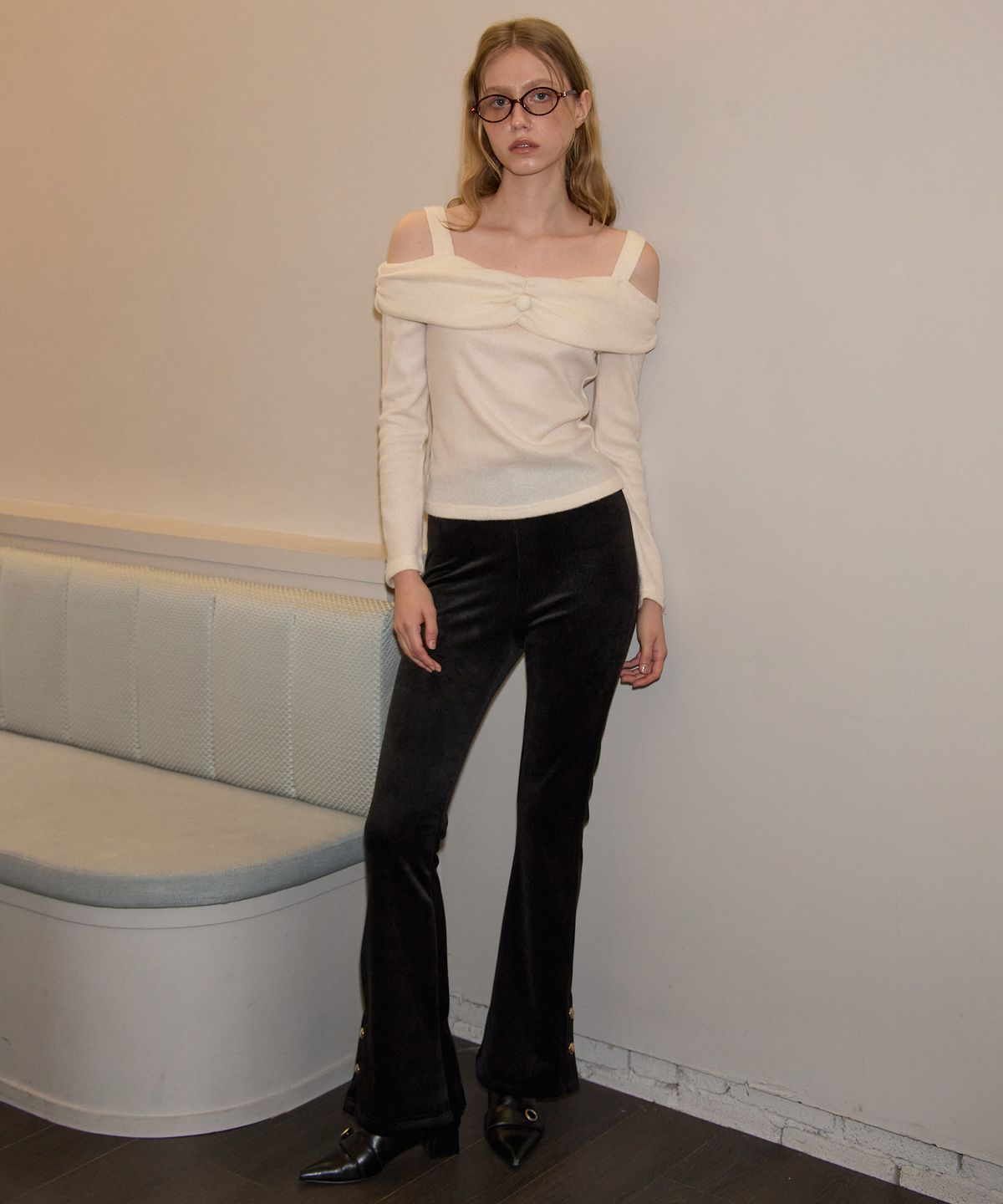 살롱 드 욘(SALON DE YOHN) Button Point Off Shoulder T_ Ivory