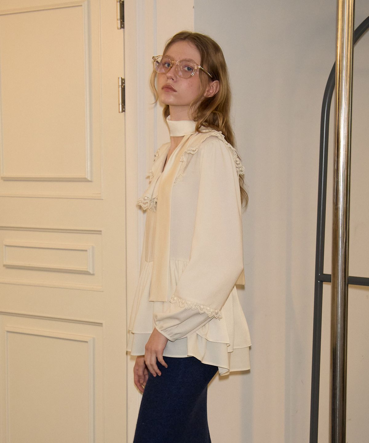 살롱 드 욘(SALON DE YOHN) Scarf Ruffle Blouse_ Ivory