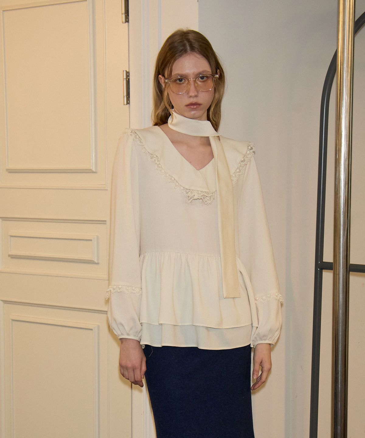살롱 드 욘(SALON DE YOHN) Scarf Ruffle Blouse_ Ivory