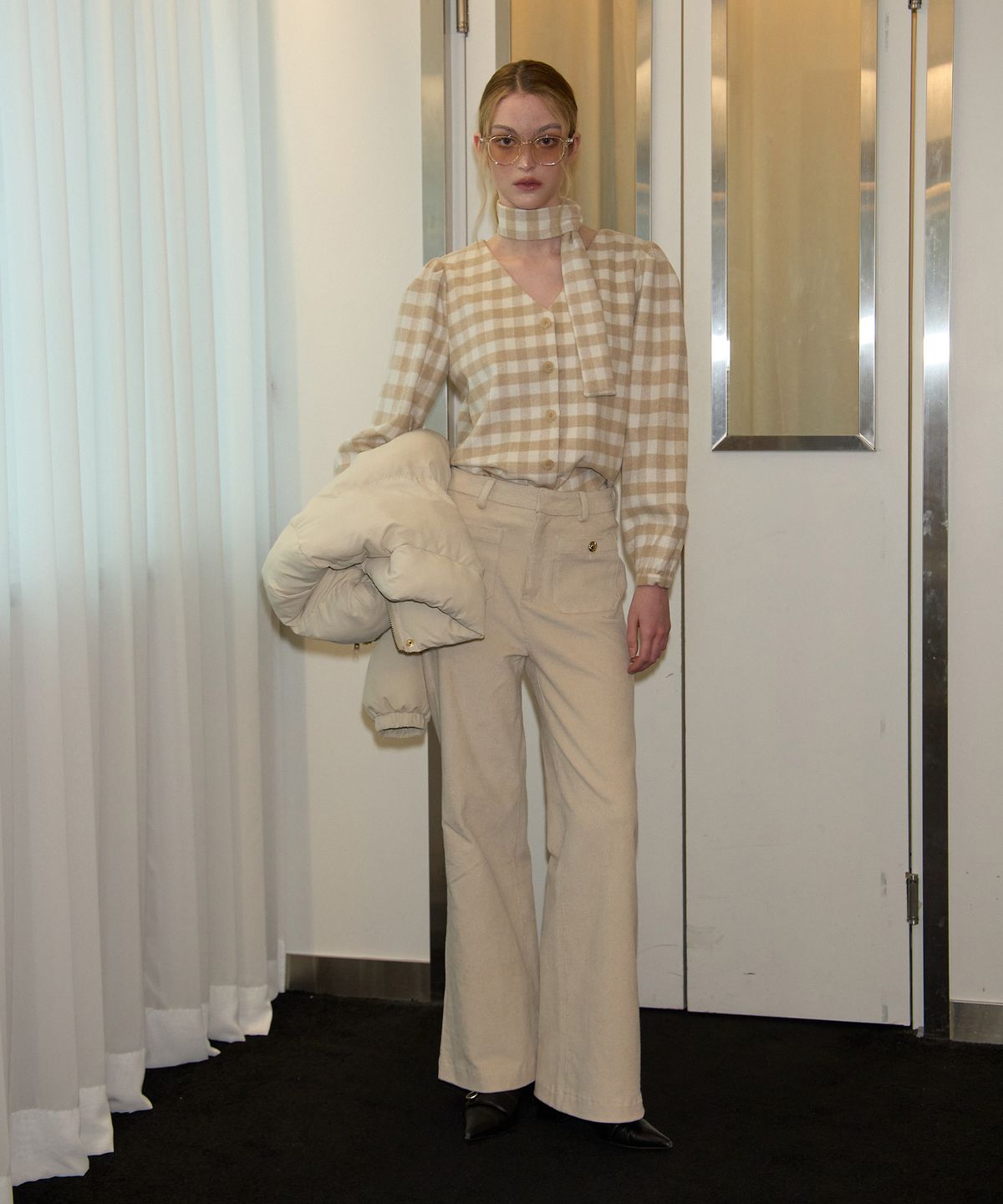 살롱 드 욘(SALON DE YOHN) Scarf Gingham Check Blouse_ Beige