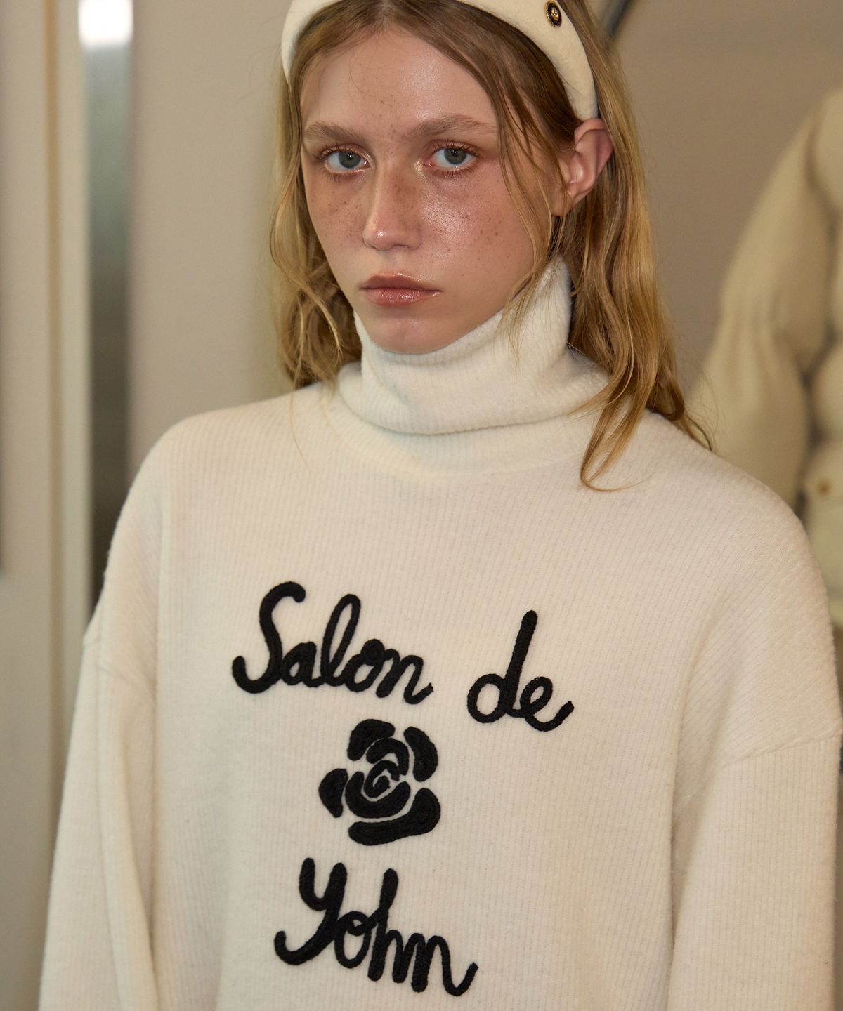 살롱 드 욘(SALON DE YOHN) Logo Turtleneck Knit Dress_ Ivory