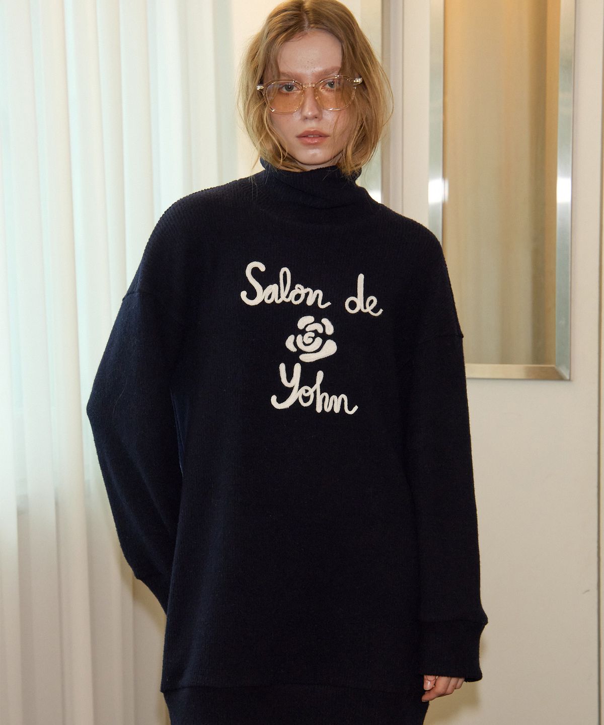 살롱 드 욘(SALON DE YOHN) Logo Turtleneck Knit Dress_ Navy