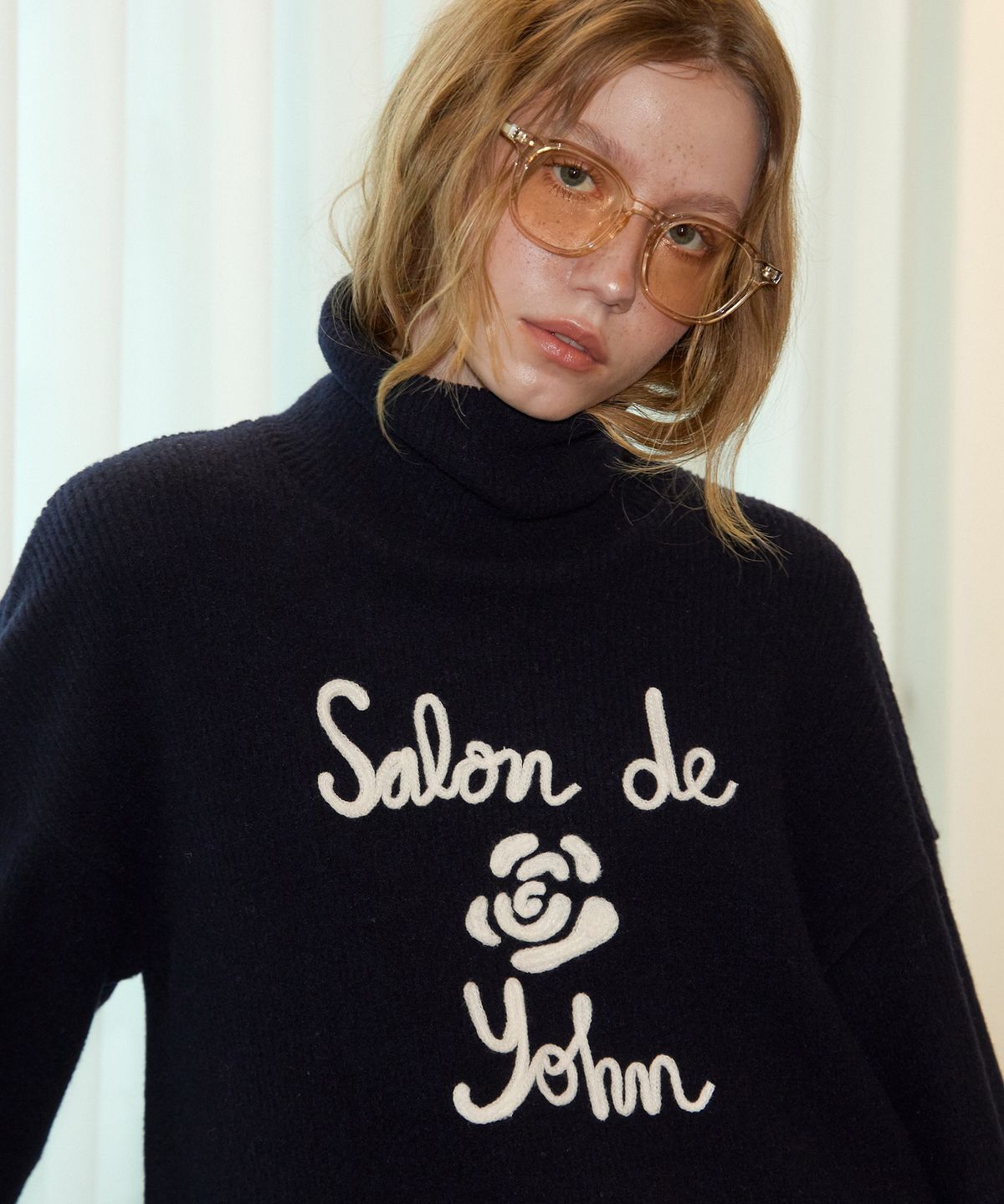 살롱 드 욘(SALON DE YOHN) Logo Turtleneck Knit Dress_ Navy