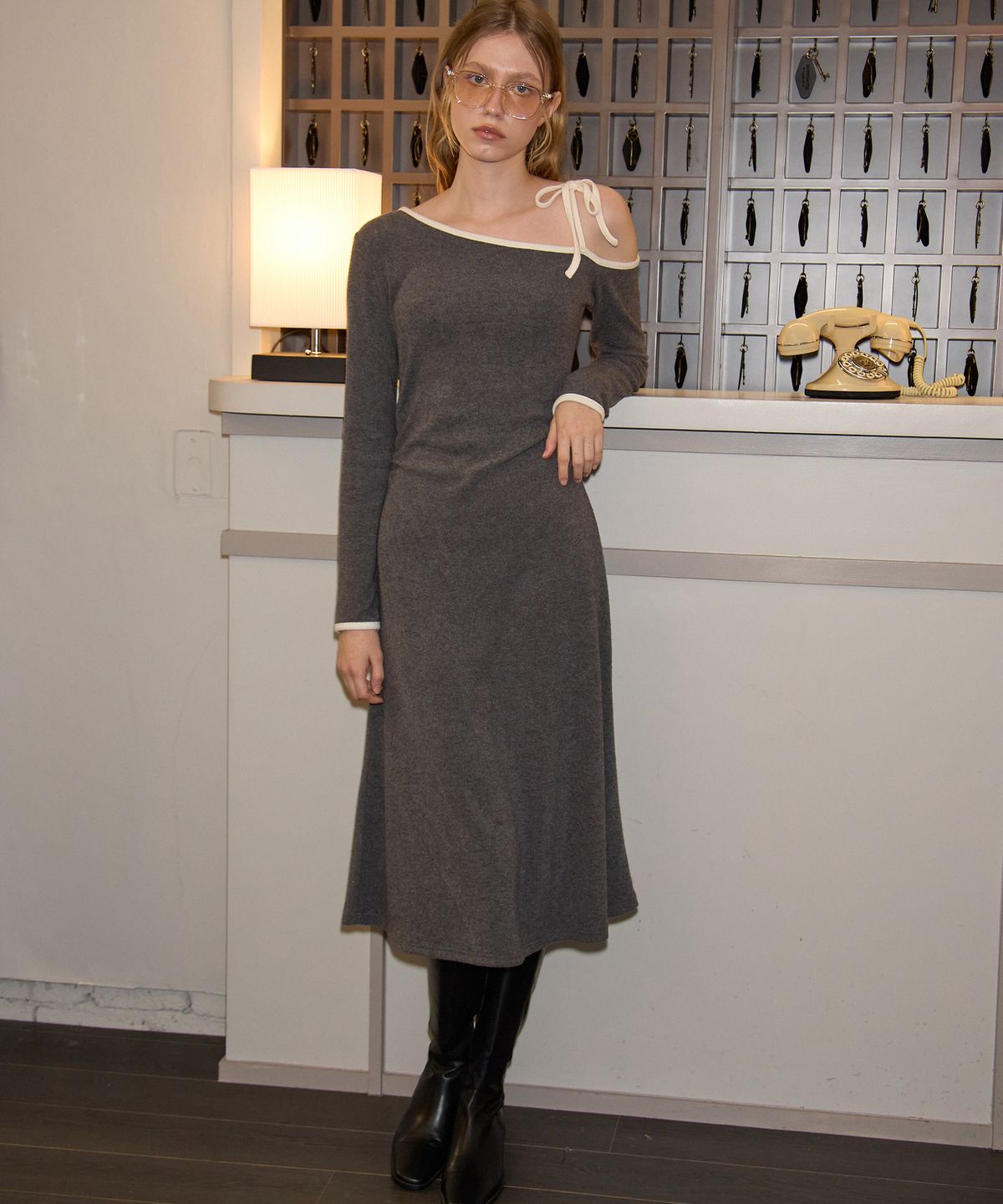 살롱 드 욘(SALON DE YOHN) Line Point Off Shoulder Dress_ Gray