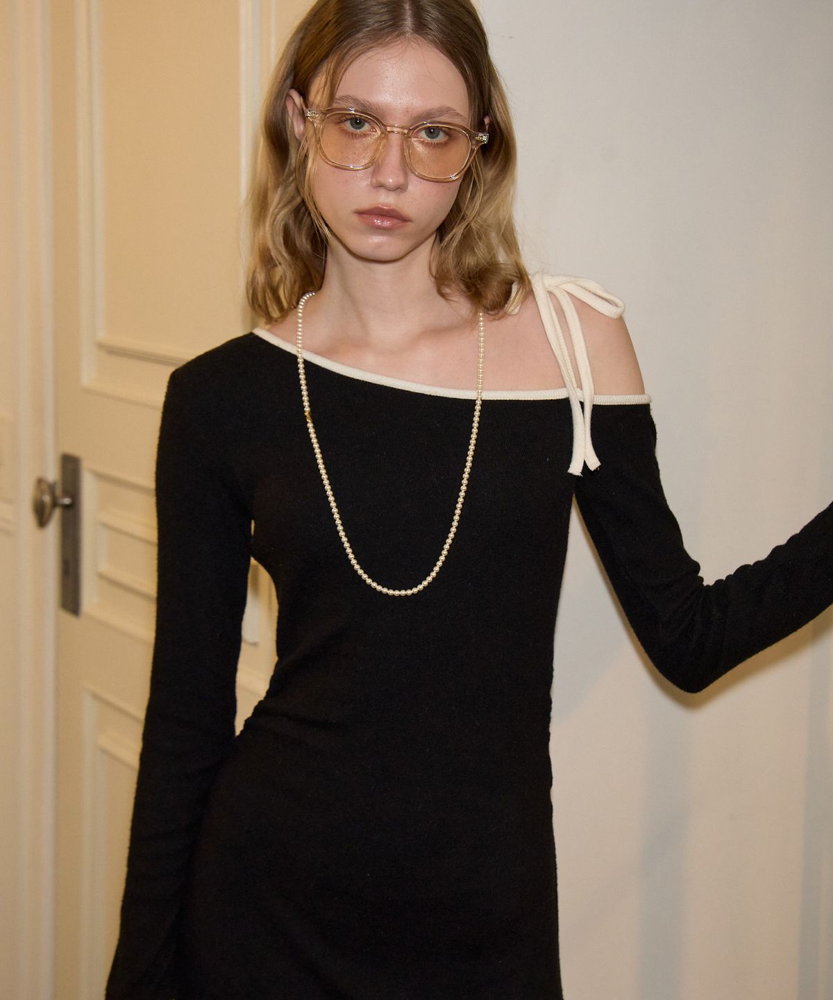 살롱 드 욘(SALON DE YOHN) Line Point Off Shoulder Dress_ Black