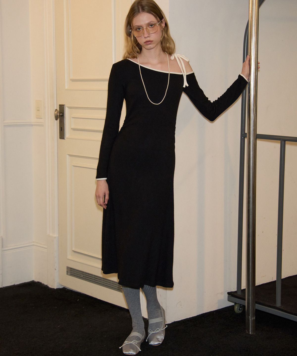 살롱 드 욘(SALON DE YOHN) Line Point Off Shoulder Dress_ Black