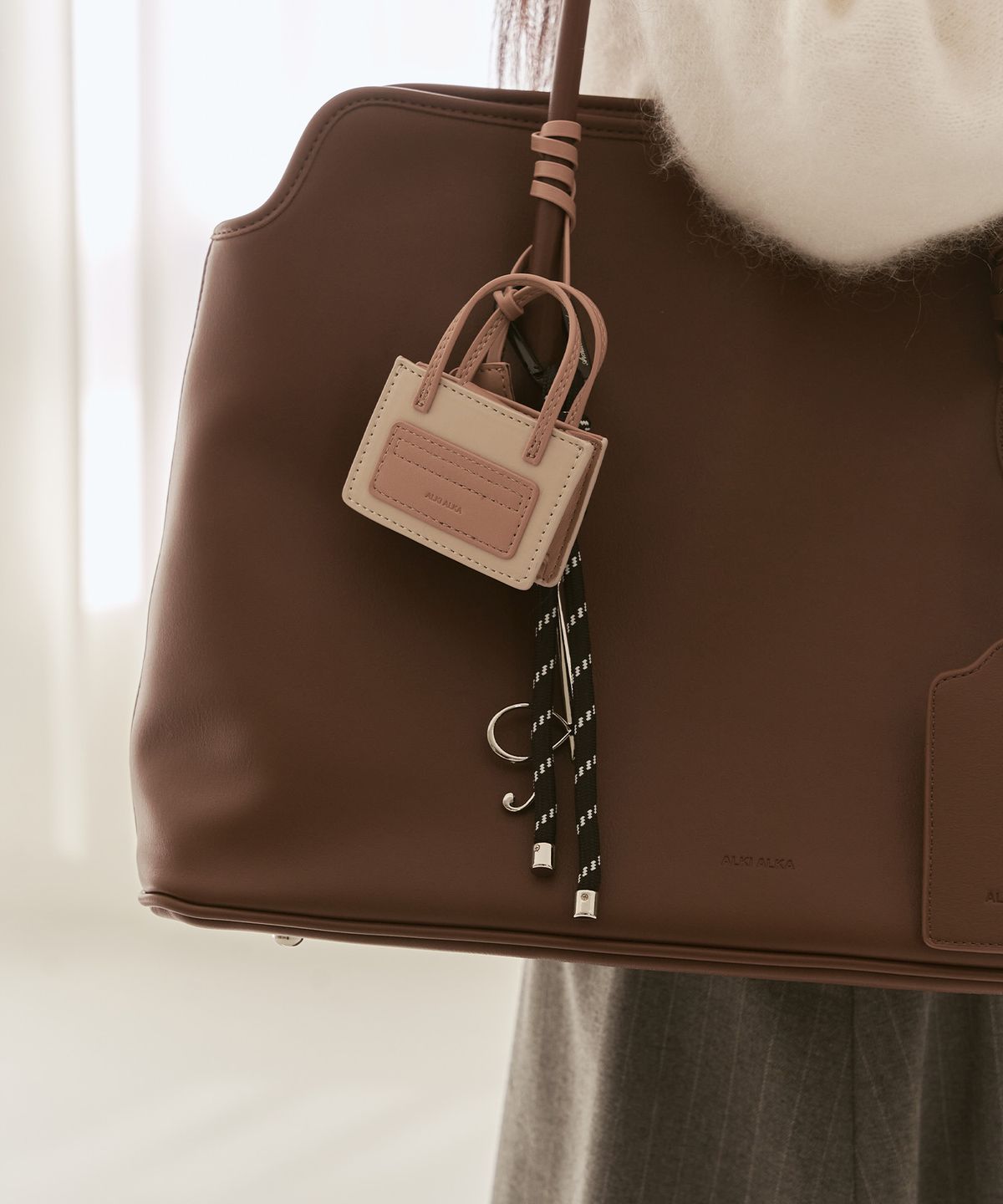 알키알카(ALKI ALKA) Cardi Mini Charm (Latte)