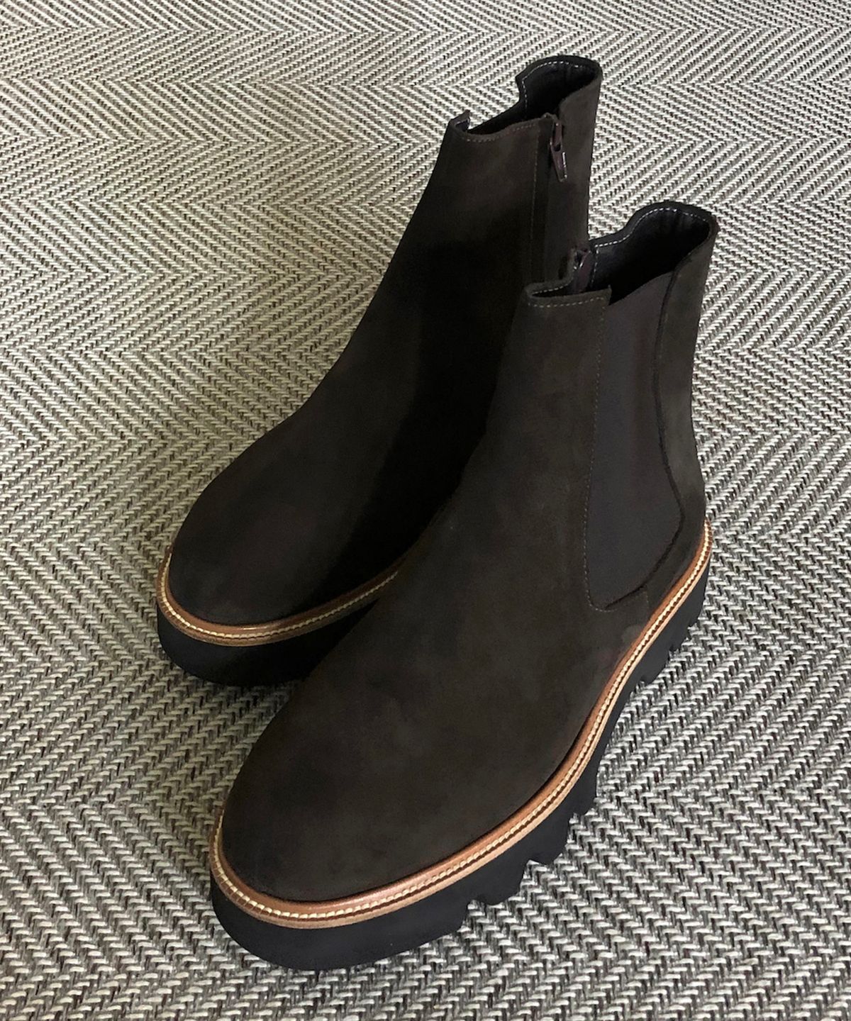 조앤슈(JOENSHOE) 행콕 라운드 워커 스웨이드 지퍼 첼시부츠 다크브라운