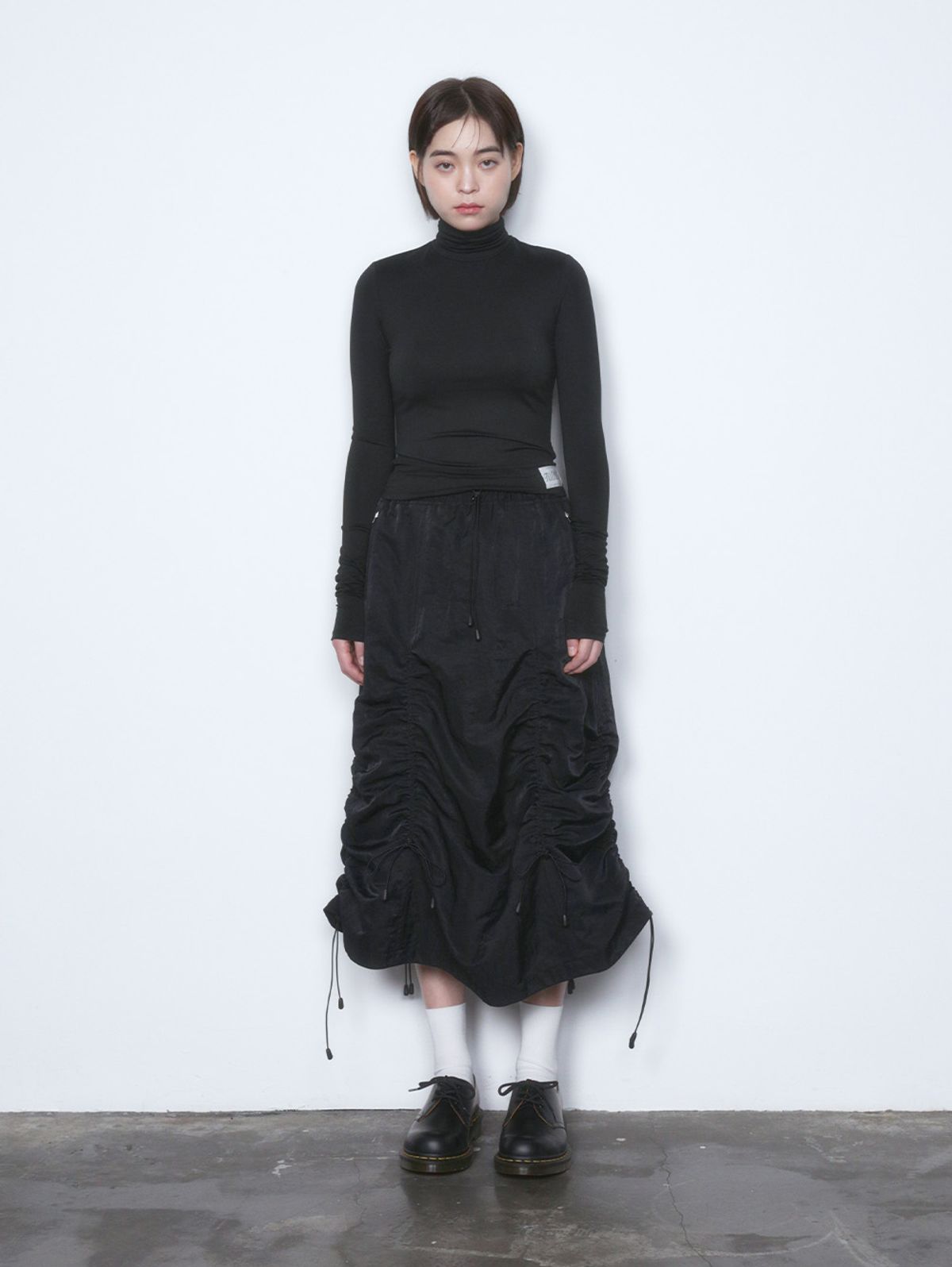 뚜오미오(TUOMIO) TM ESSENTIAL TURTLE NECK TOP [BLACK]