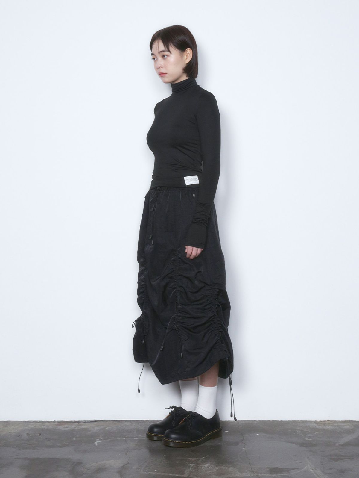 뚜오미오(TUOMIO) TM ESSENTIAL TURTLE NECK TOP [BLACK]