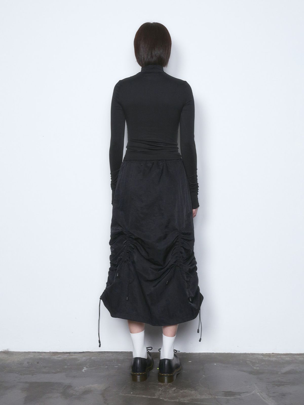 뚜오미오(TUOMIO) TM ESSENTIAL TURTLE NECK TOP [BLACK]