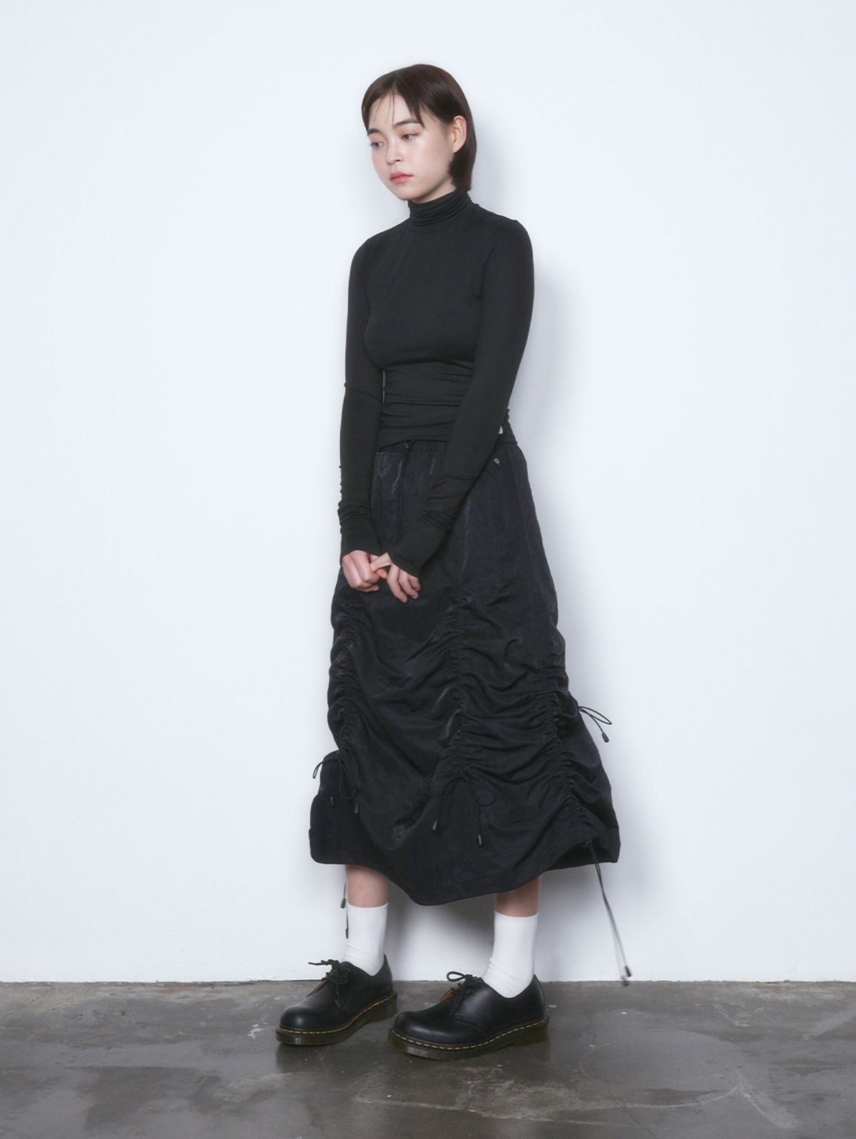 뚜오미오(TUOMIO) TM ESSENTIAL TURTLE NECK TOP [BLACK]