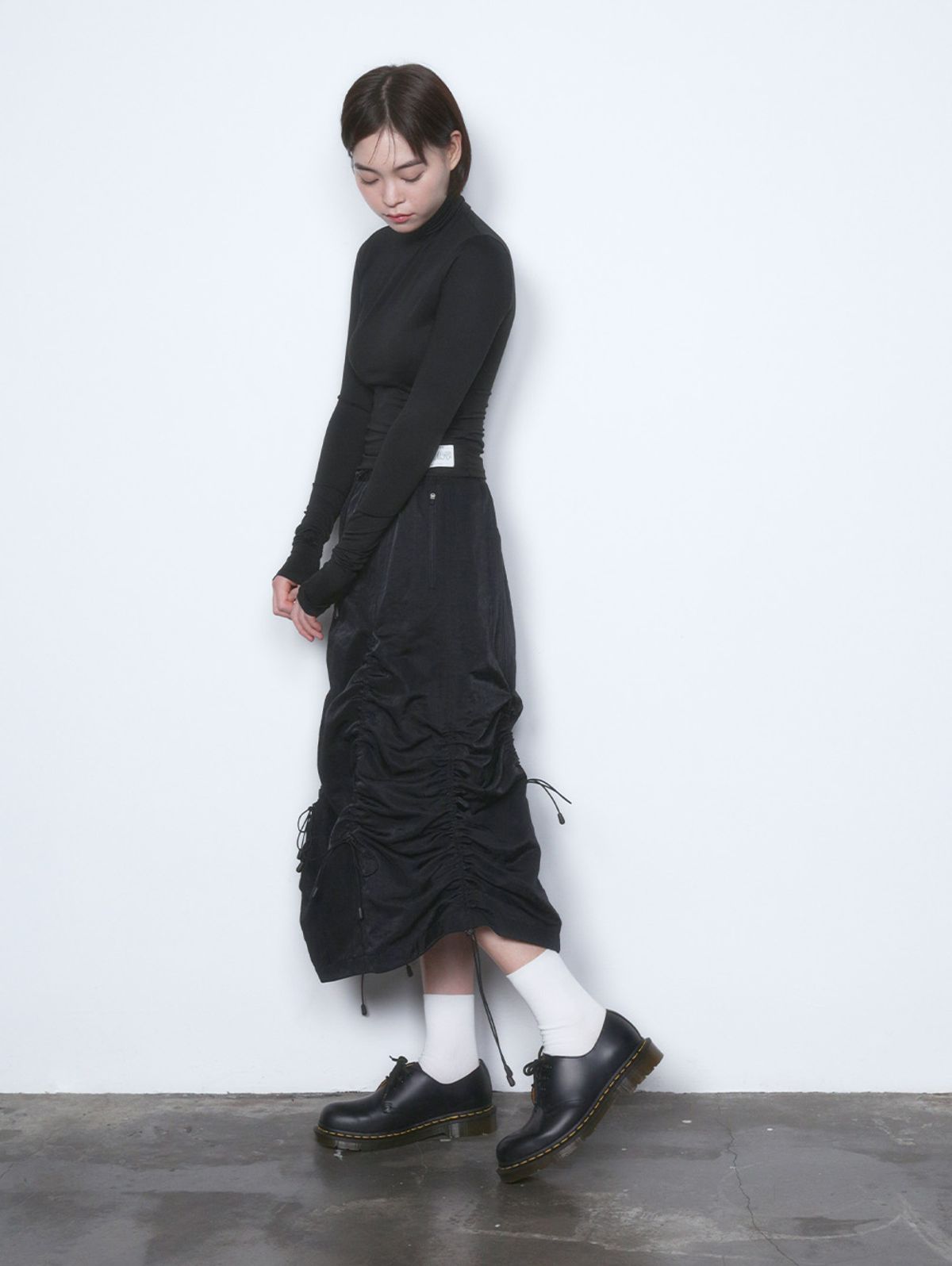 뚜오미오(TUOMIO) TM ESSENTIAL TURTLE NECK TOP [BLACK]