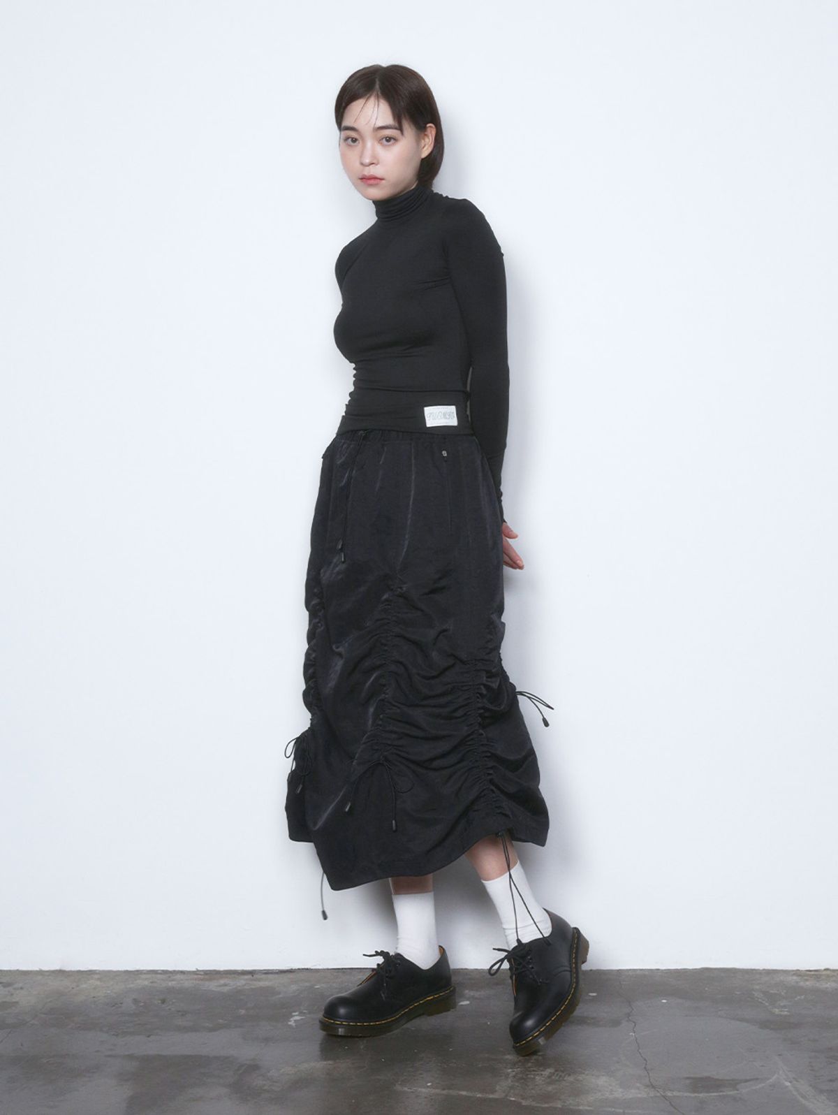 뚜오미오(TUOMIO) TM ESSENTIAL TURTLE NECK TOP [BLACK]