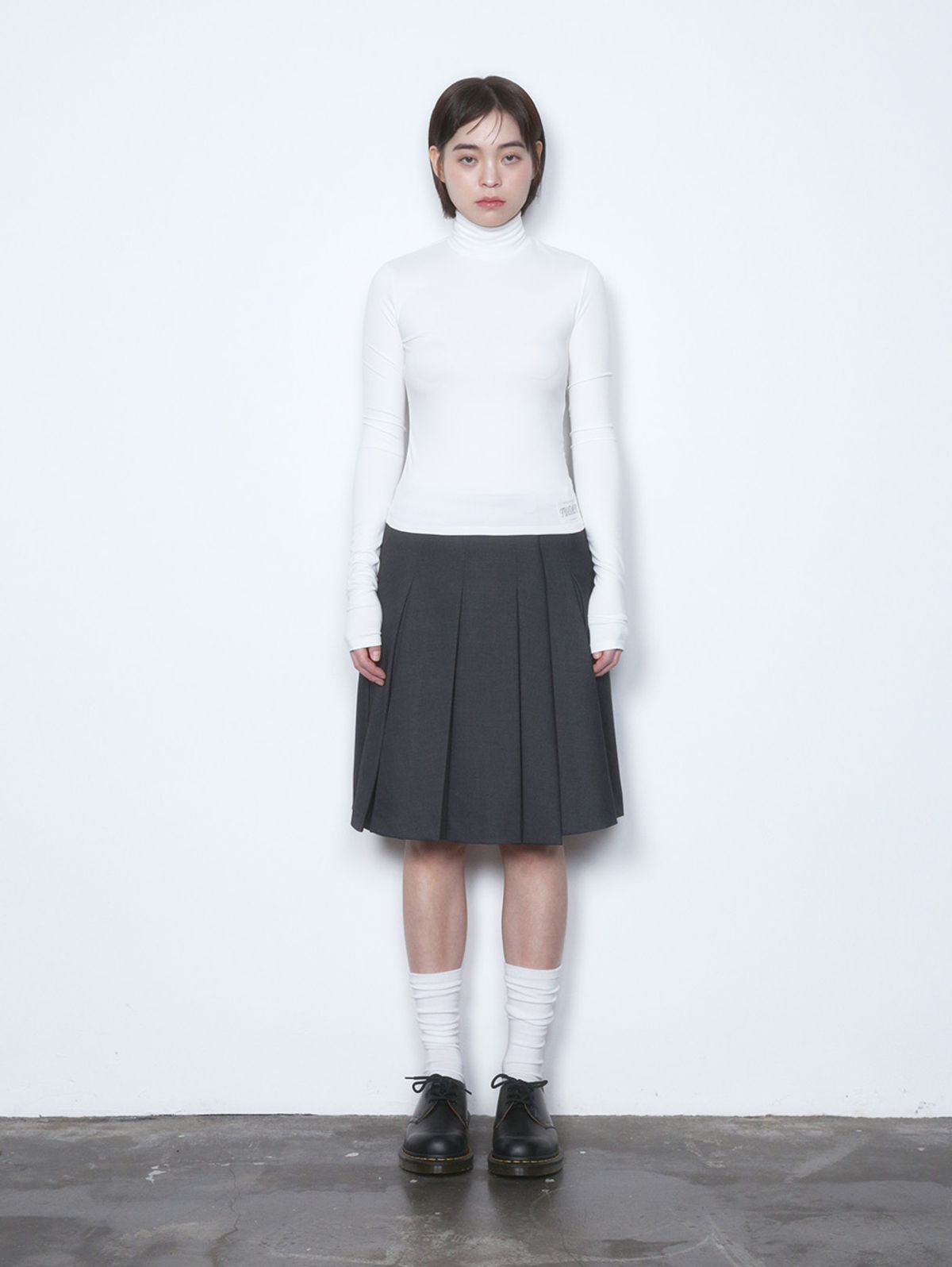 뚜오미오(TUOMIO) TM ESSENTIAL TURTLE NECK TOP [WHITE]