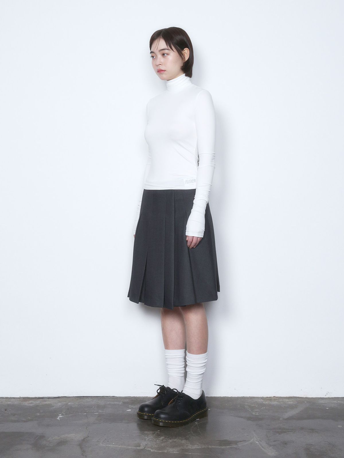 뚜오미오(TUOMIO) TM ESSENTIAL TURTLE NECK TOP [WHITE]