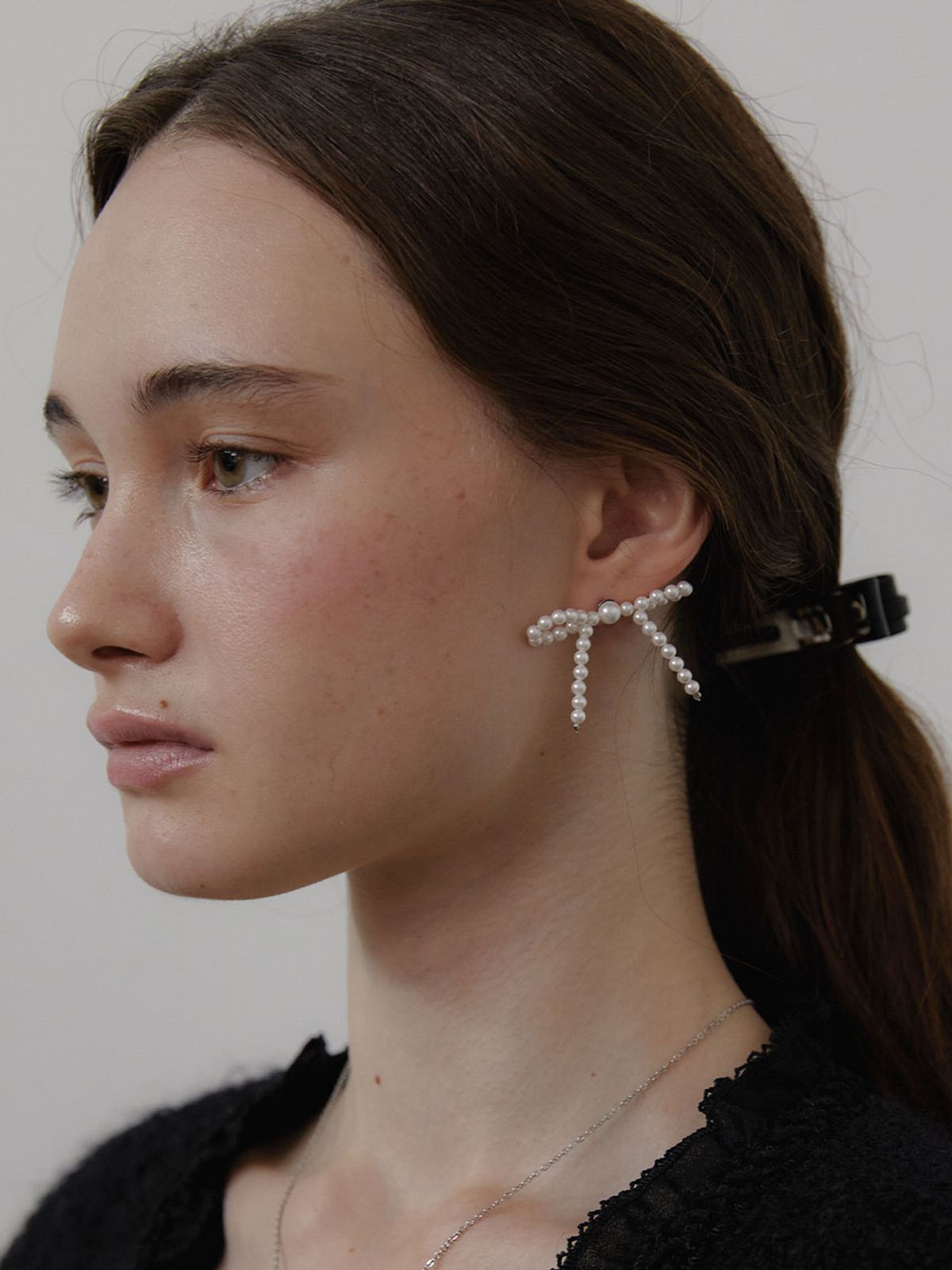 러브미몬스터(LOVE ME MONSTER) Minimal Pearl Ribbon Earrings (L244MER020)