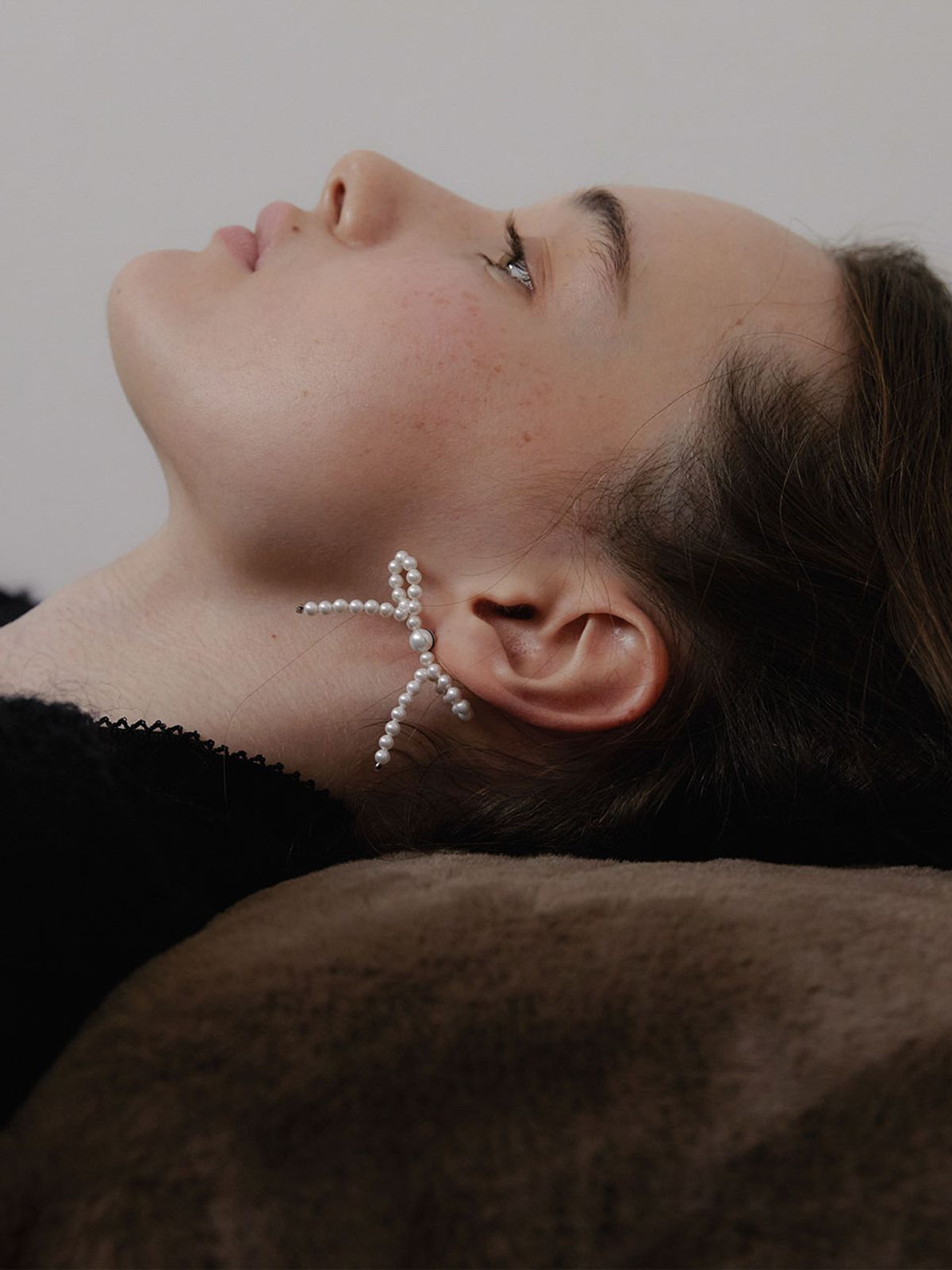 러브미몬스터(LOVE ME MONSTER) Minimal Pearl Ribbon Earrings (L244MER020)