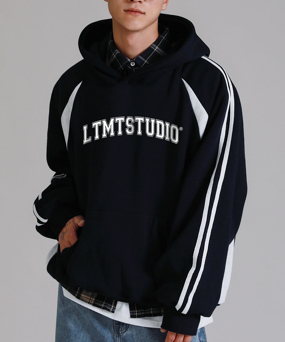 라이크더모스트(LIKE THE MOST) LTMTSTUDIO 트랙 레글런 오버 후디_네이비