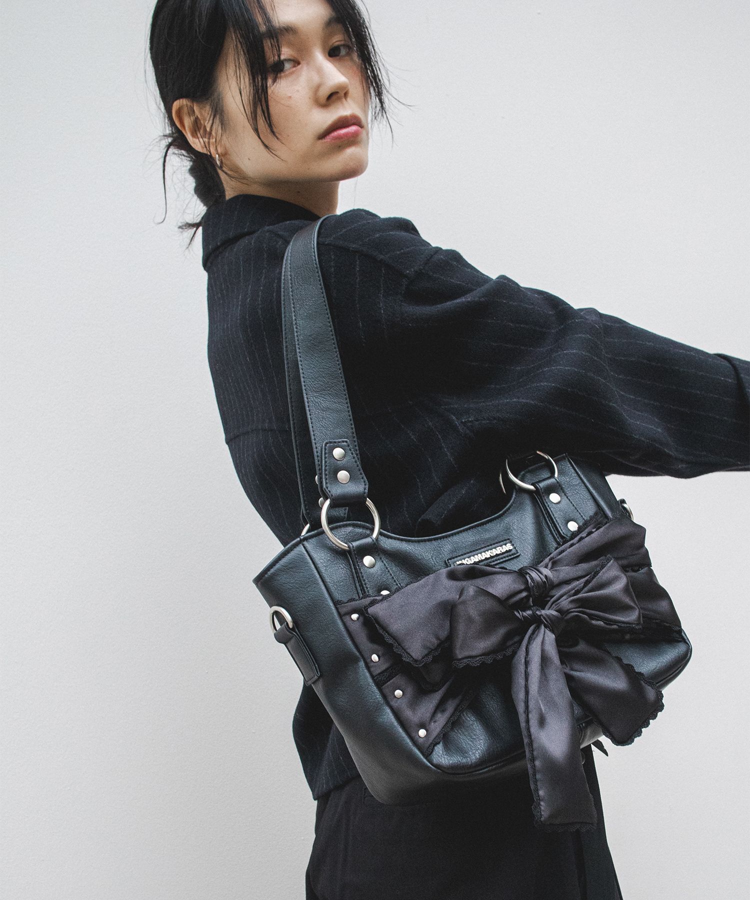 IUGAMAKARAS☆大人気☆男女兼用☆Studded Leather Shoulder Bag