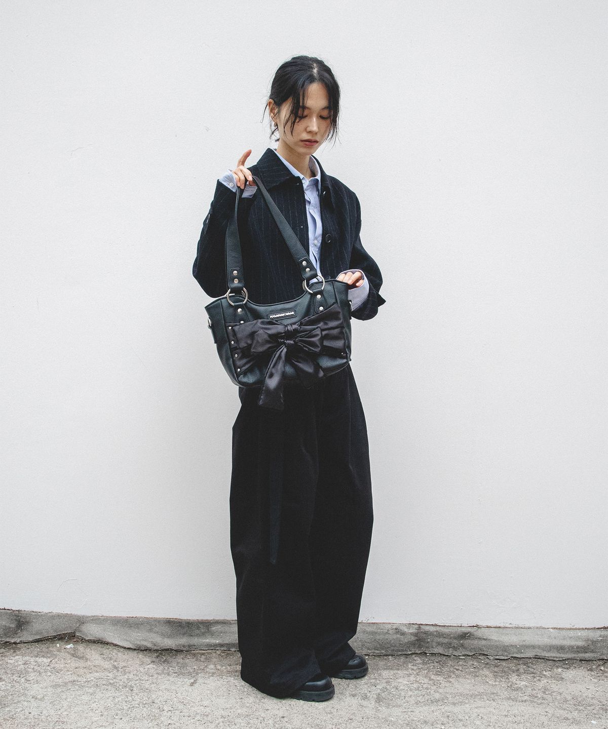 이우가마카라스(IUGAMAKARAS) Laced Ribbon Leather Shoulder Bag (Black)