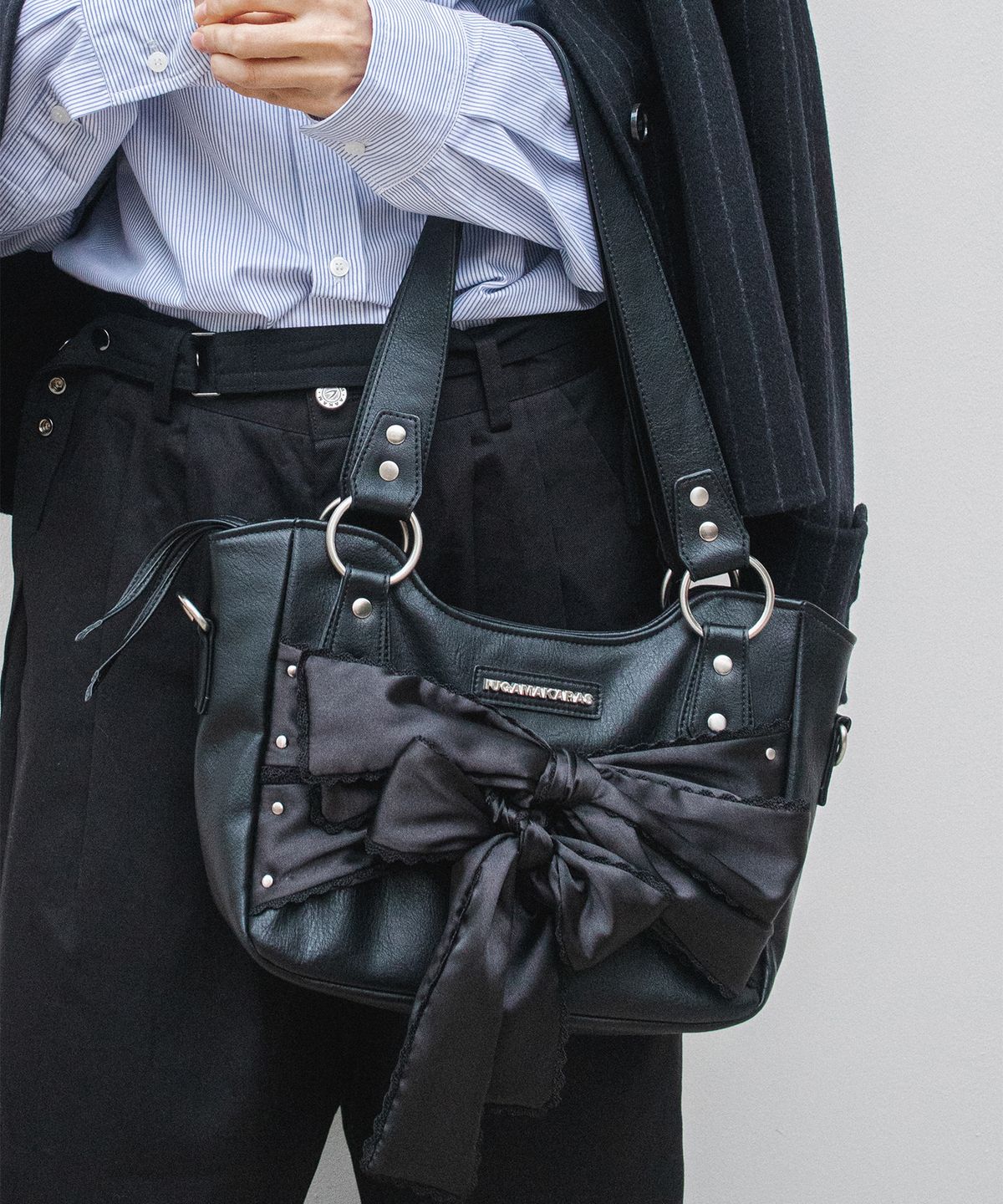 이우가마카라스(IUGAMAKARAS) Laced Ribbon Leather Shoulder Bag (Black)