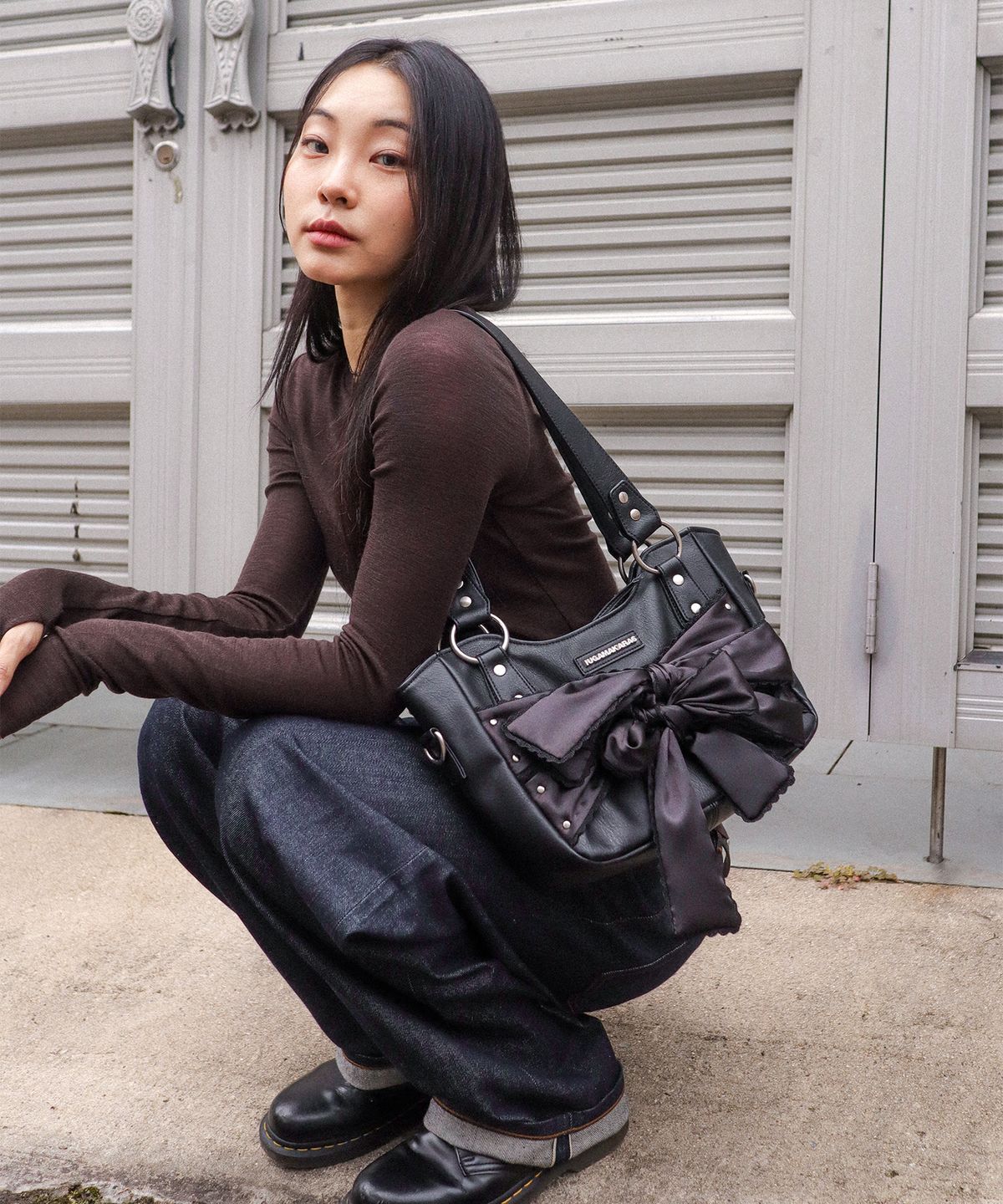 이우가마카라스(IUGAMAKARAS) Laced Ribbon Leather Shoulder Bag (Black)