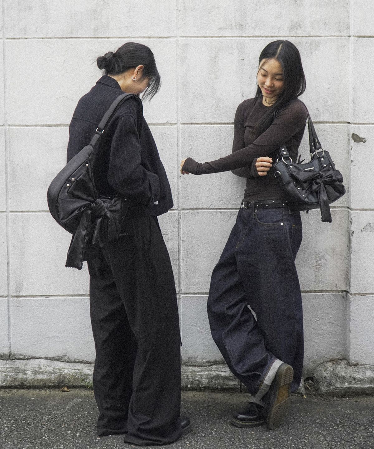 이우가마카라스(IUGAMAKARAS) Laced Ribbon Leather Shoulder Bag (Black)