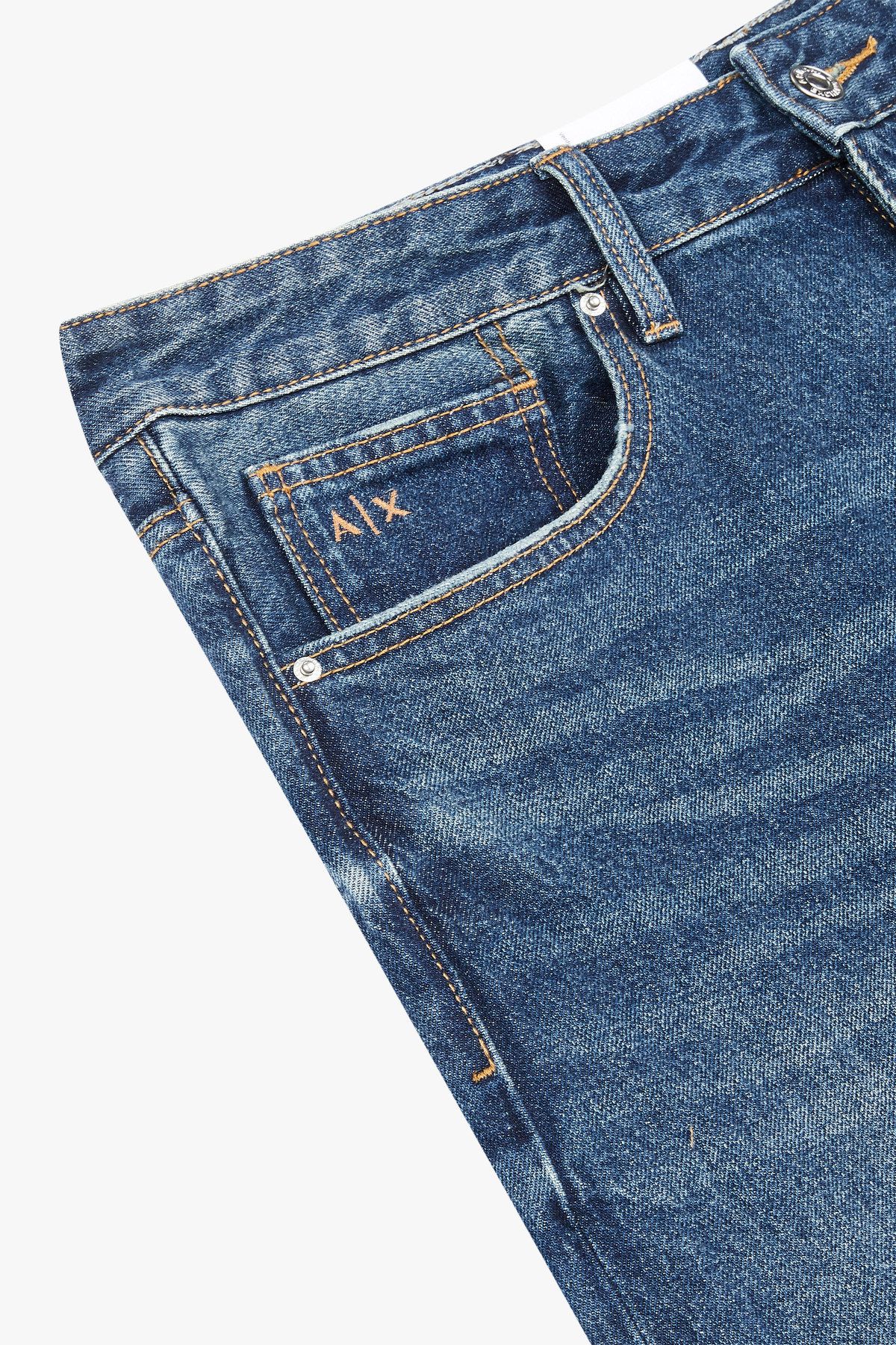 아르마니 익스체인지(ARMANI EXCHANGE) 남성 백 로고 레더 패치 데님 팬츠_블루 A414340006