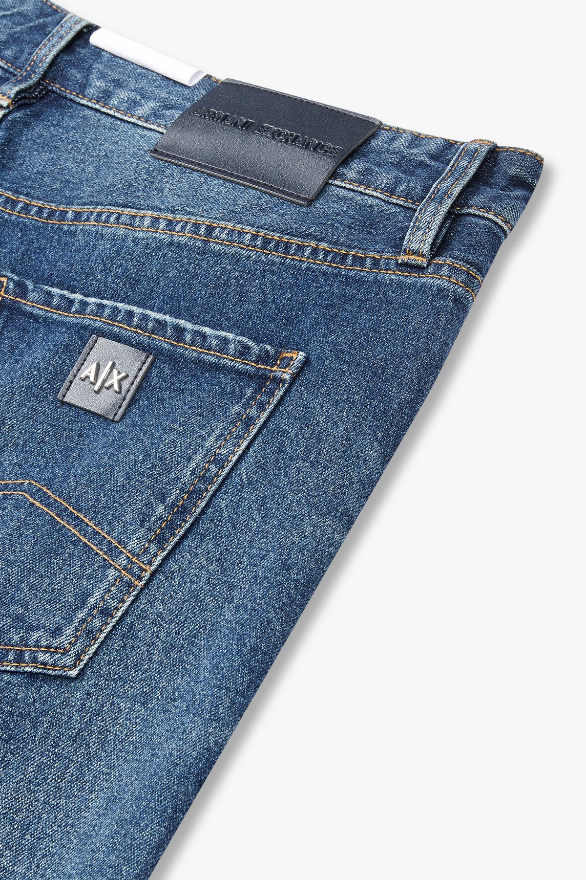 아르마니 익스체인지(ARMANI EXCHANGE) 남성 백 로고 레더 패치 데님 팬츠_블루 A414340006