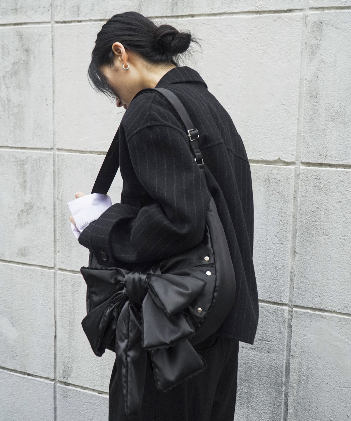 이우가마카라스(IUGAMAKARAS) Laced Ribbon Shoulder Bag (Black)