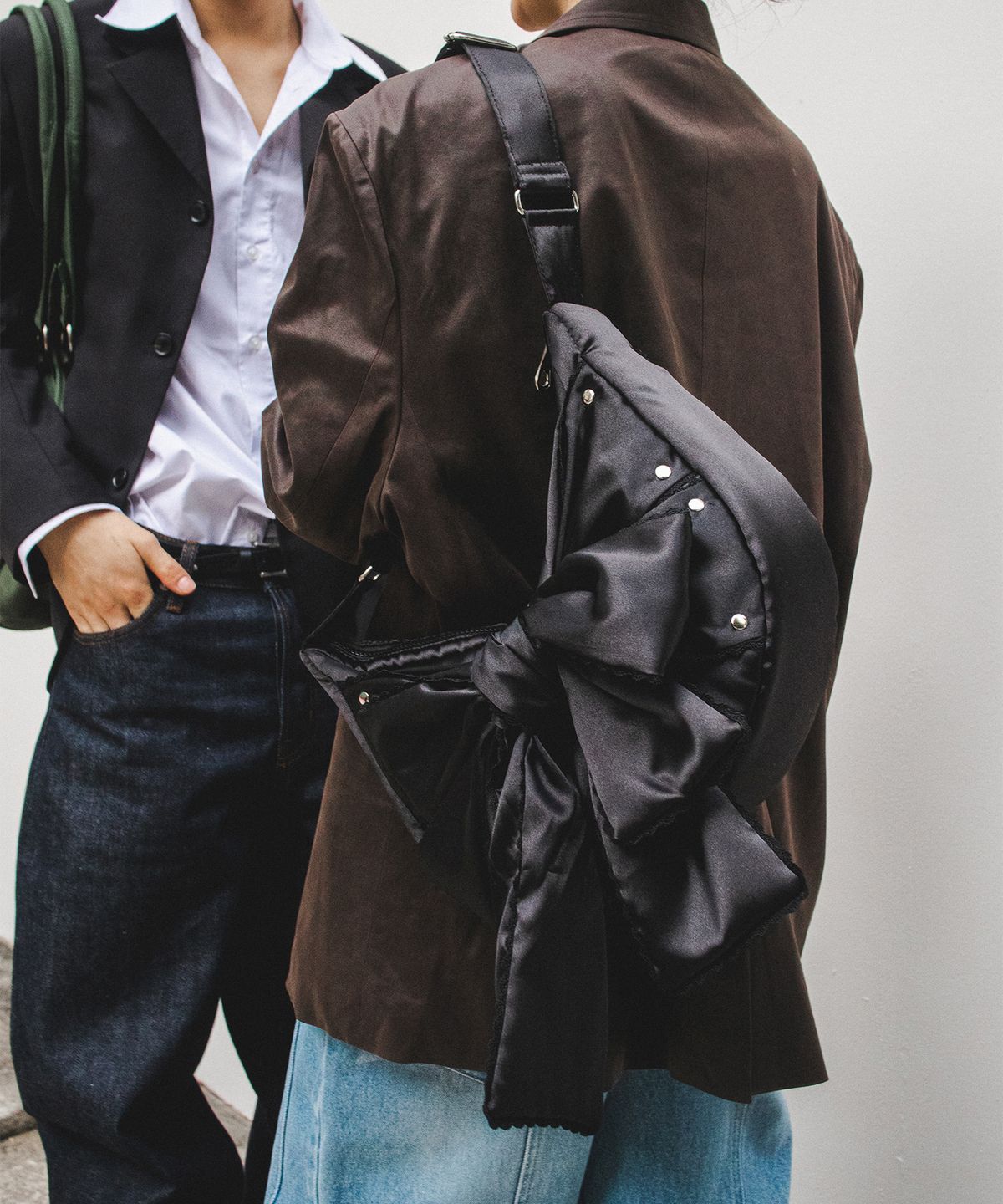 이우가마카라스(IUGAMAKARAS) Laced Ribbon Shoulder Bag (Black)