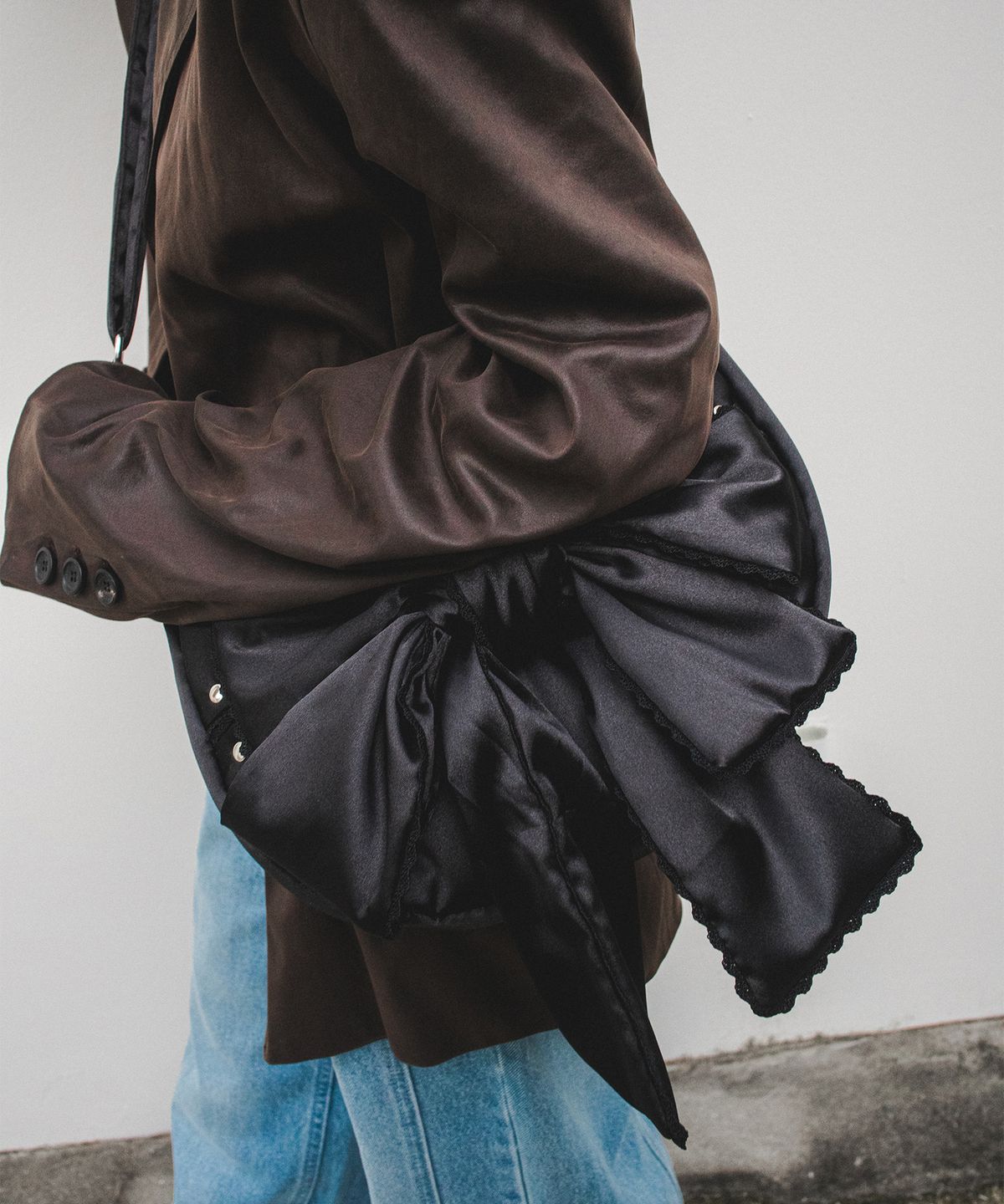 이우가마카라스(IUGAMAKARAS) Laced Ribbon Shoulder Bag (Black)