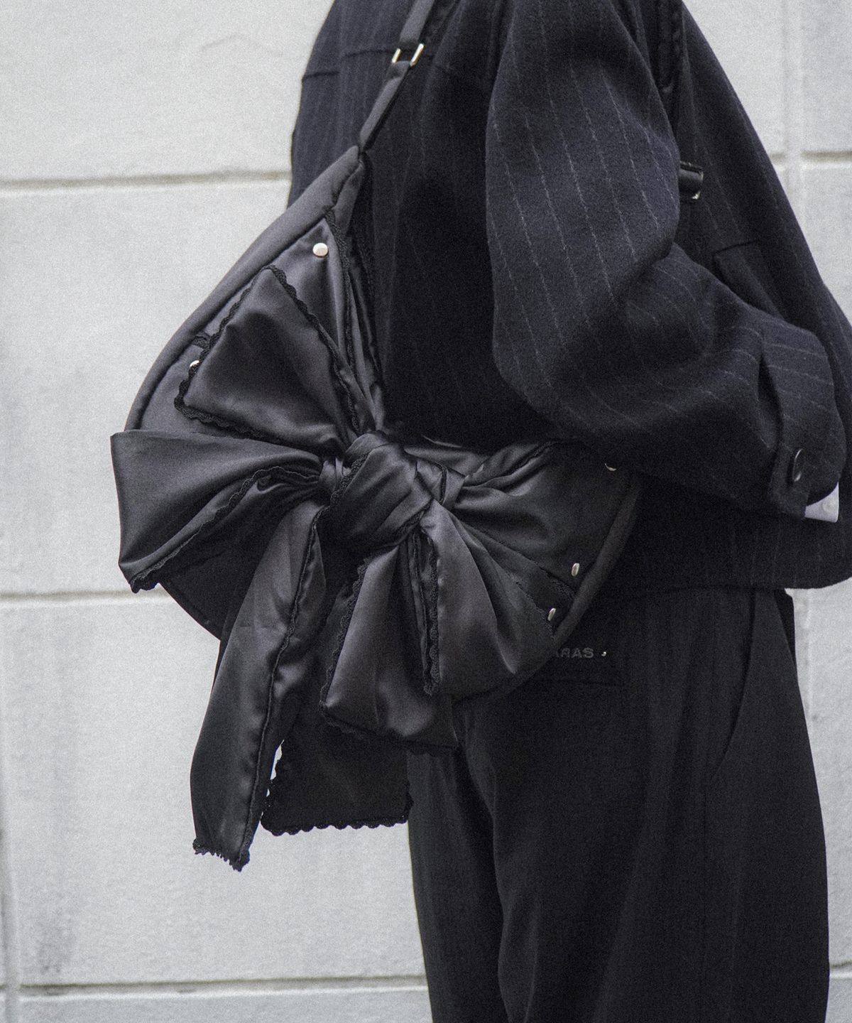 이우가마카라스(IUGAMAKARAS) Laced Ribbon Shoulder Bag (Black)