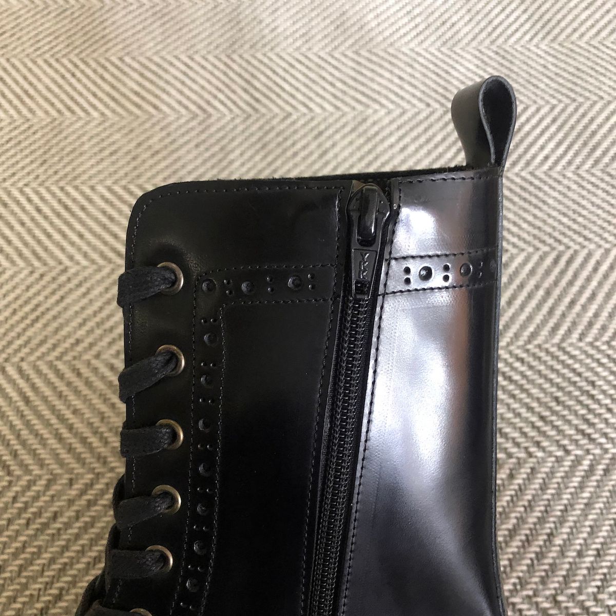 조앤슈(JOENSHOE) 클라이네 스퀘어 10홀 사이드지퍼 부츠 블랙