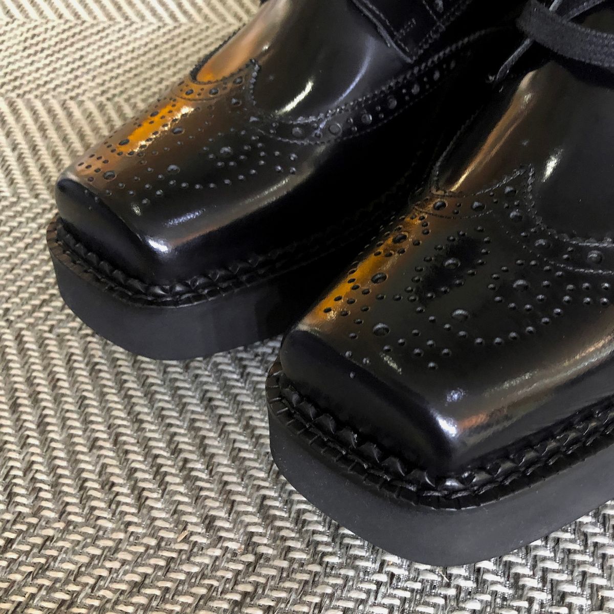 조앤슈(JOENSHOE) 클라이네 스퀘어 10홀 사이드지퍼 부츠 블랙