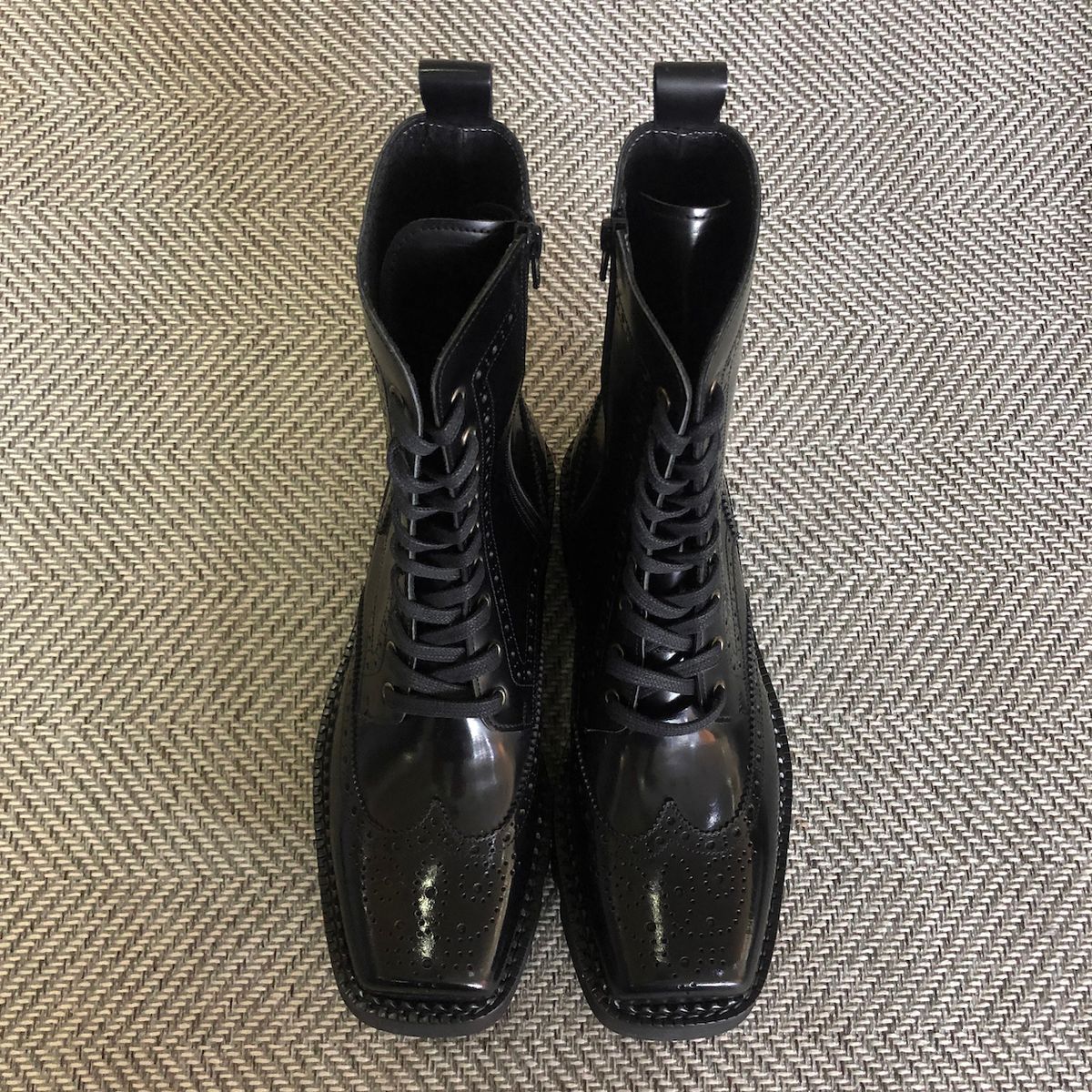 조앤슈(JOENSHOE) 클라이네 스퀘어 10홀 사이드지퍼 부츠 블랙