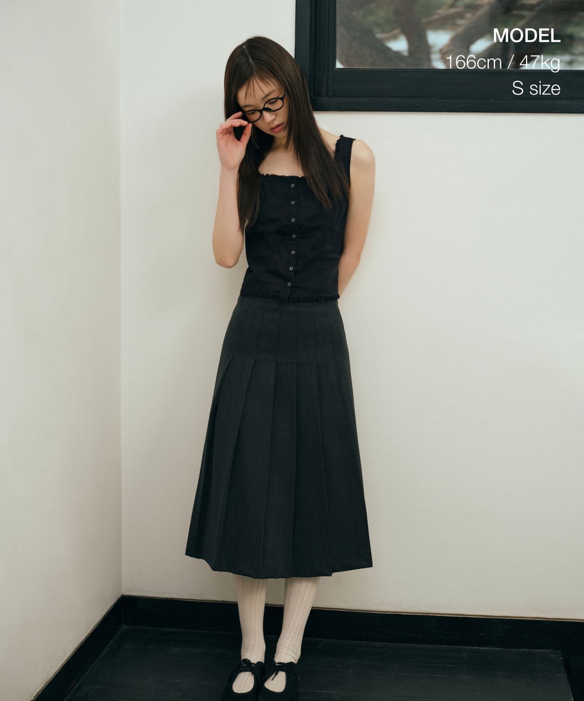 무신사 스탠다드 우먼(MUSINSA STANDARD WOMAN) 우먼즈 레이스 트림 버튼 슬리브리스 탑 [블랙]
