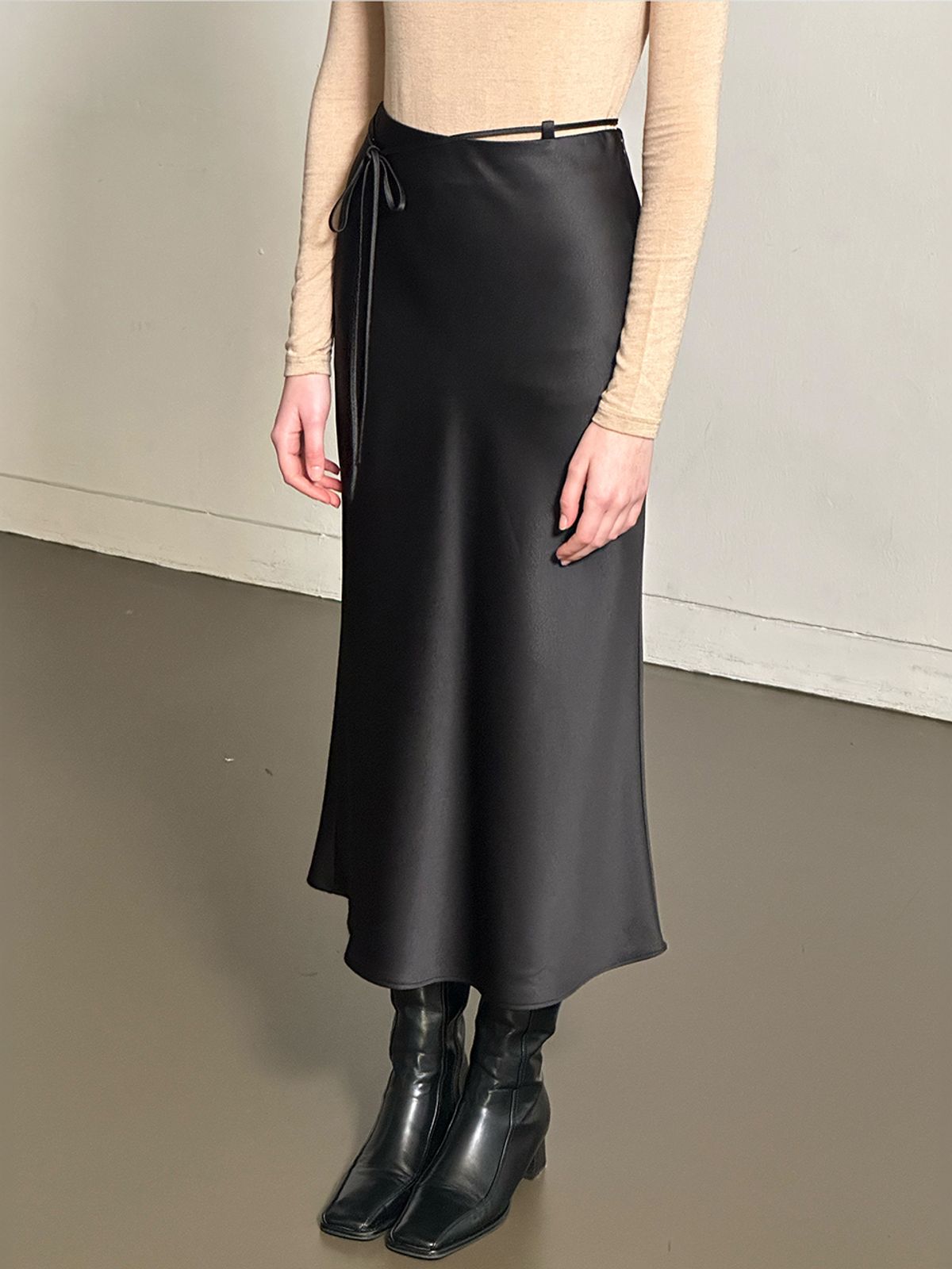 로트르드민(LAUTREDE MIN) Lautre Black Strap Satin flare skirt
