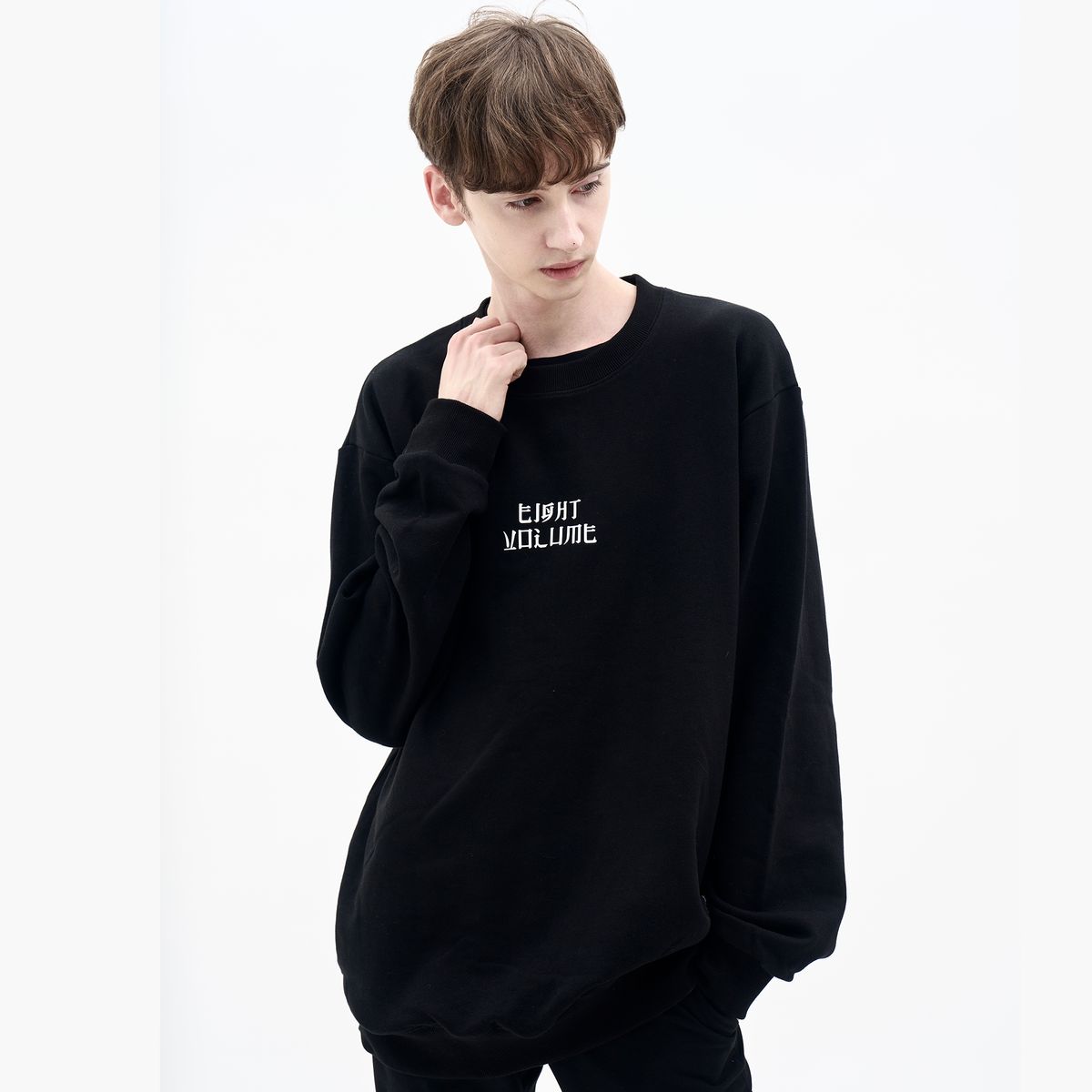 에잇볼륨(EIGHTVOLUME) EV 오리엔트 블레이더 오버핏 맨투맨 (블랙)(기모)