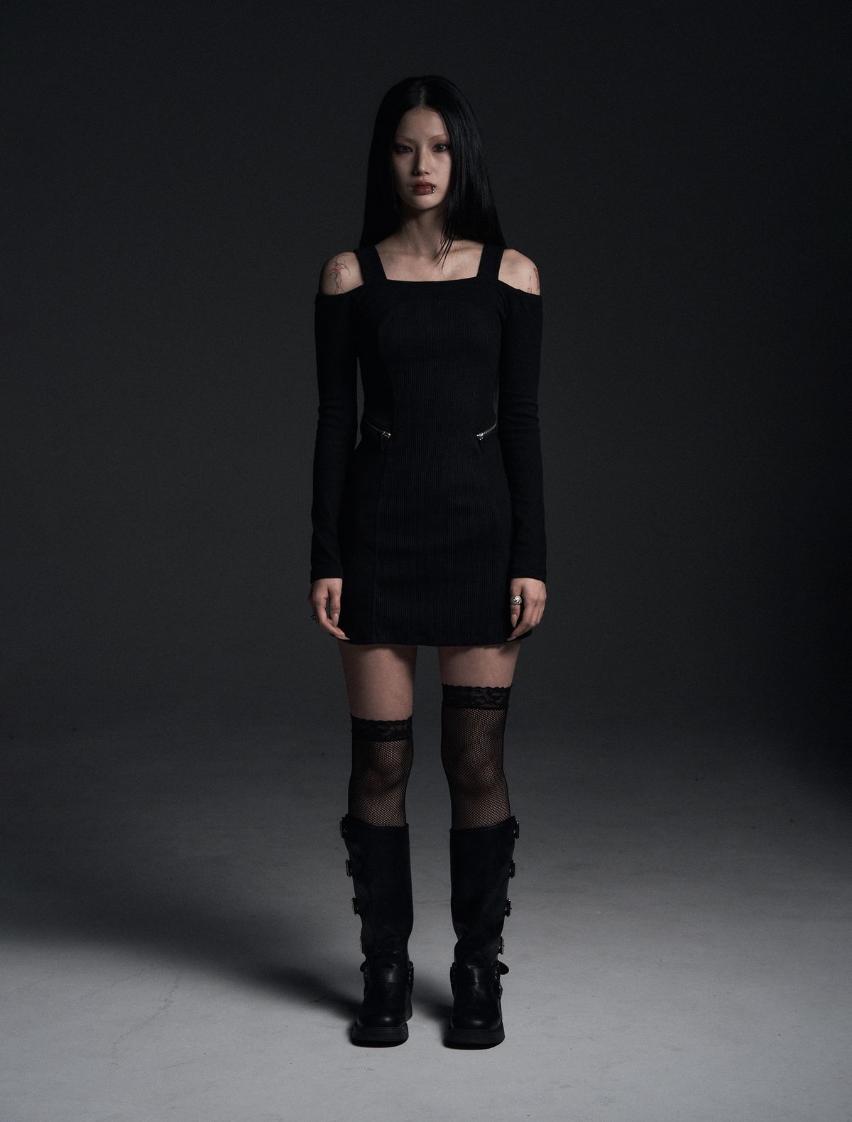 미트라(MITRA) 오프숄더 지퍼 포인트 미니 원피스