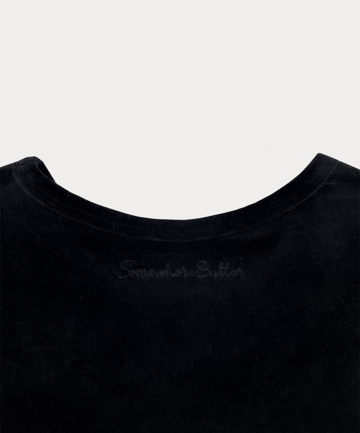 썸웨어버터(SOMEWHEREBUTTER) Velour Lettering Top - Black
