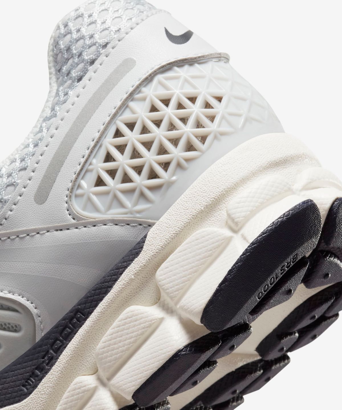나이키(NIKE) 줌 보메로 5 W - 포톤 더스트:그리드아이언:세일:크롬 / FD0884-025