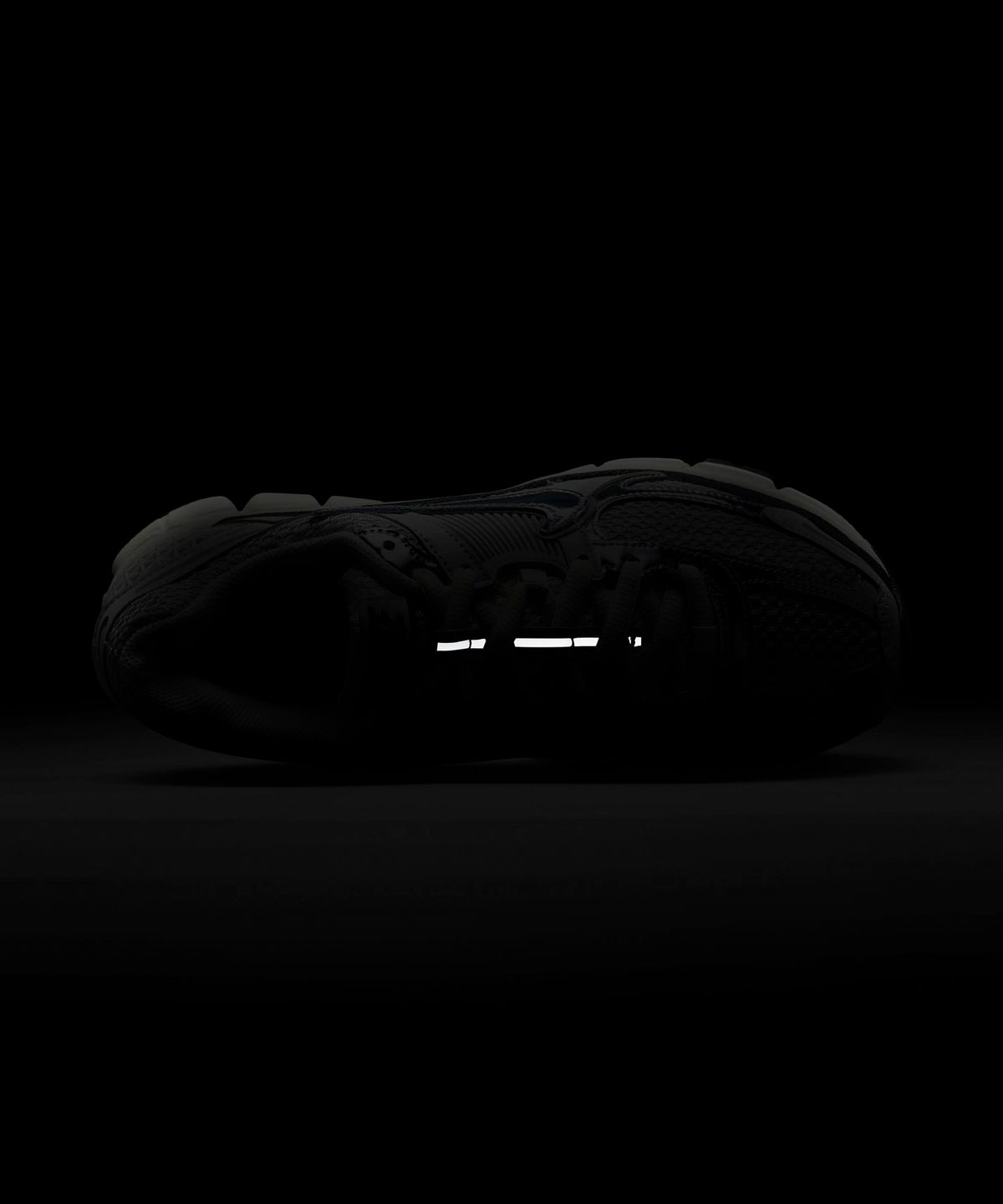 나이키(NIKE) 줌 보메로 5 W - 포톤 더스트:그리드아이언:세일:크롬 / FD0884-025