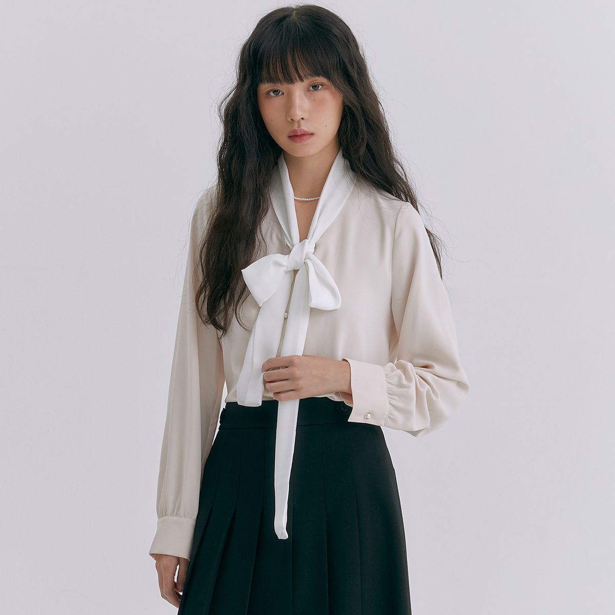 로엠(ROEM) 배색 타이 블라우스_RMBLE4TS13