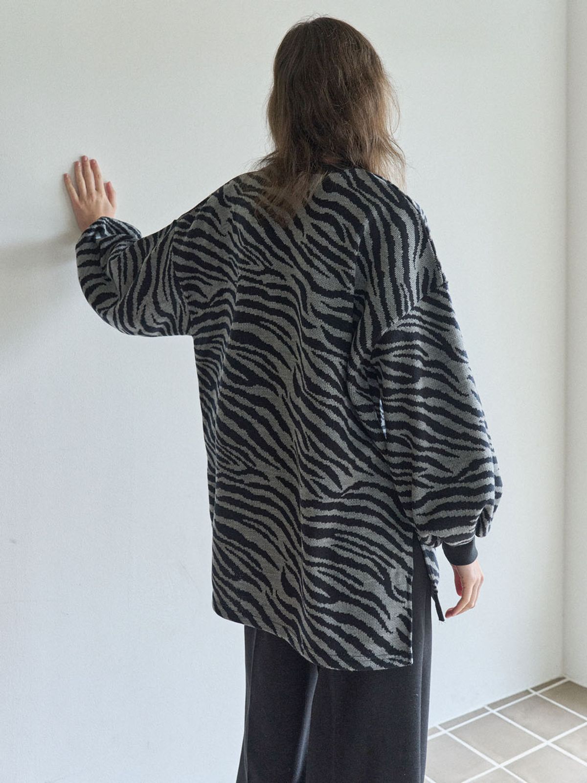 아방(AVANT-G) Zebra Oversize Knit - GREY