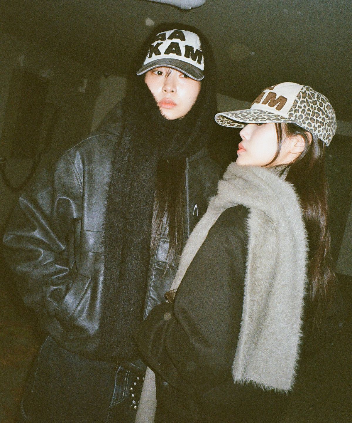 아캄(AAKAM) Wide Furry Muffler (Black)